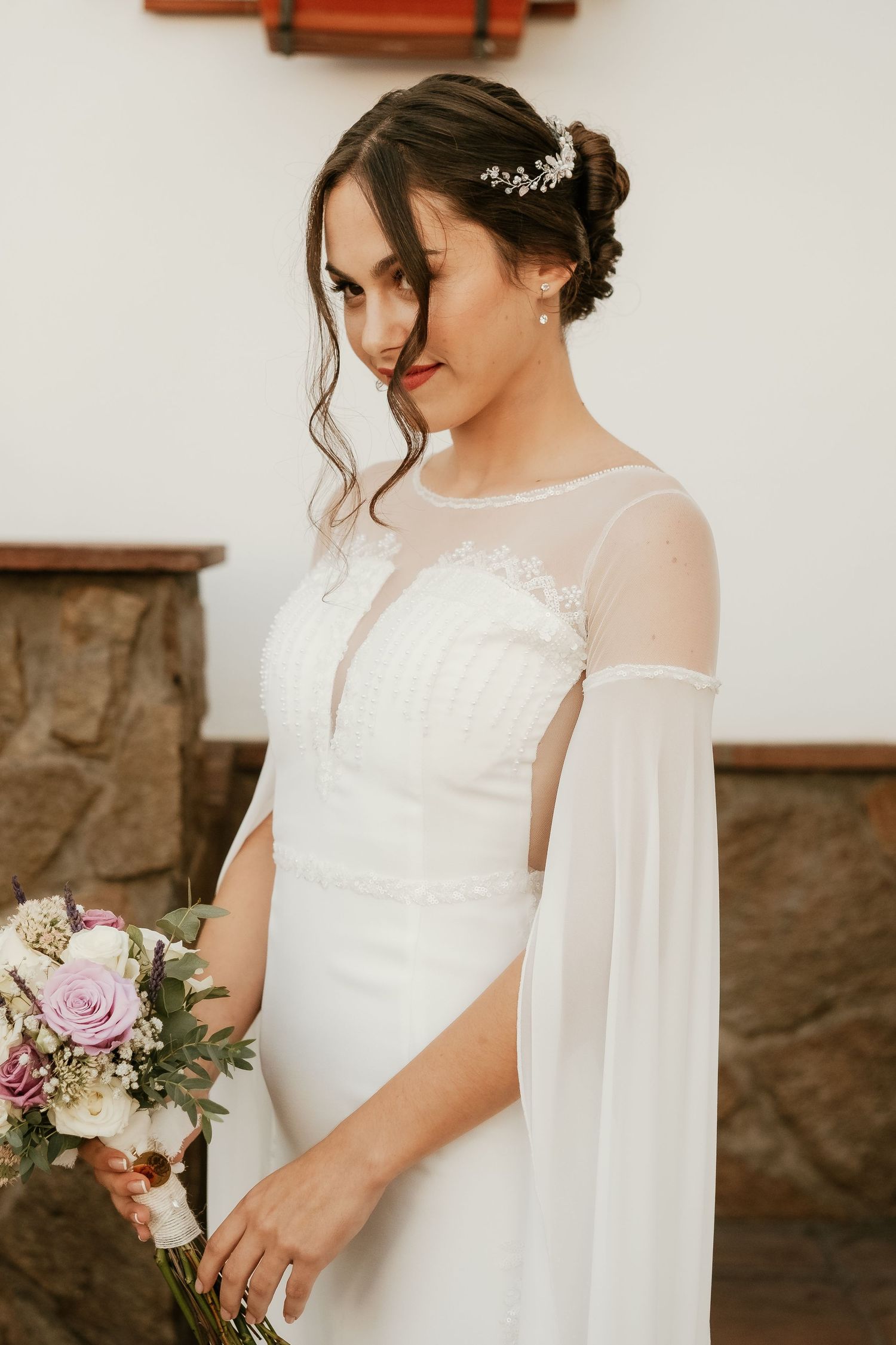 Detalles de los complementos y el vestido de diseño propio de la novia durante los preparativos previos al enlace