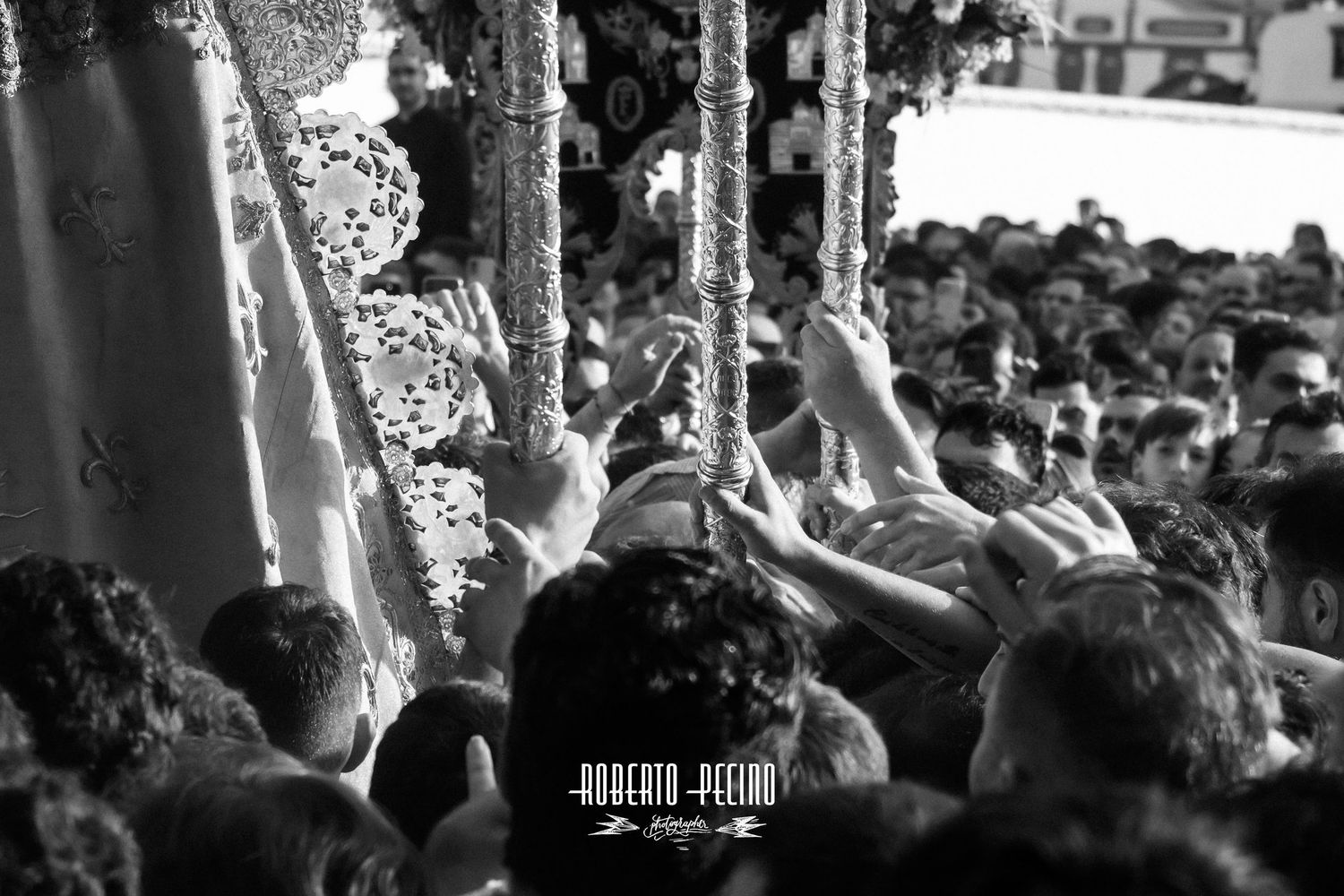 Fotografía documental procesión Rocío 2026, la difucultad de tocar la Virgen del Rocío, Roberto Pecino Fotógrafo, estética editorial.