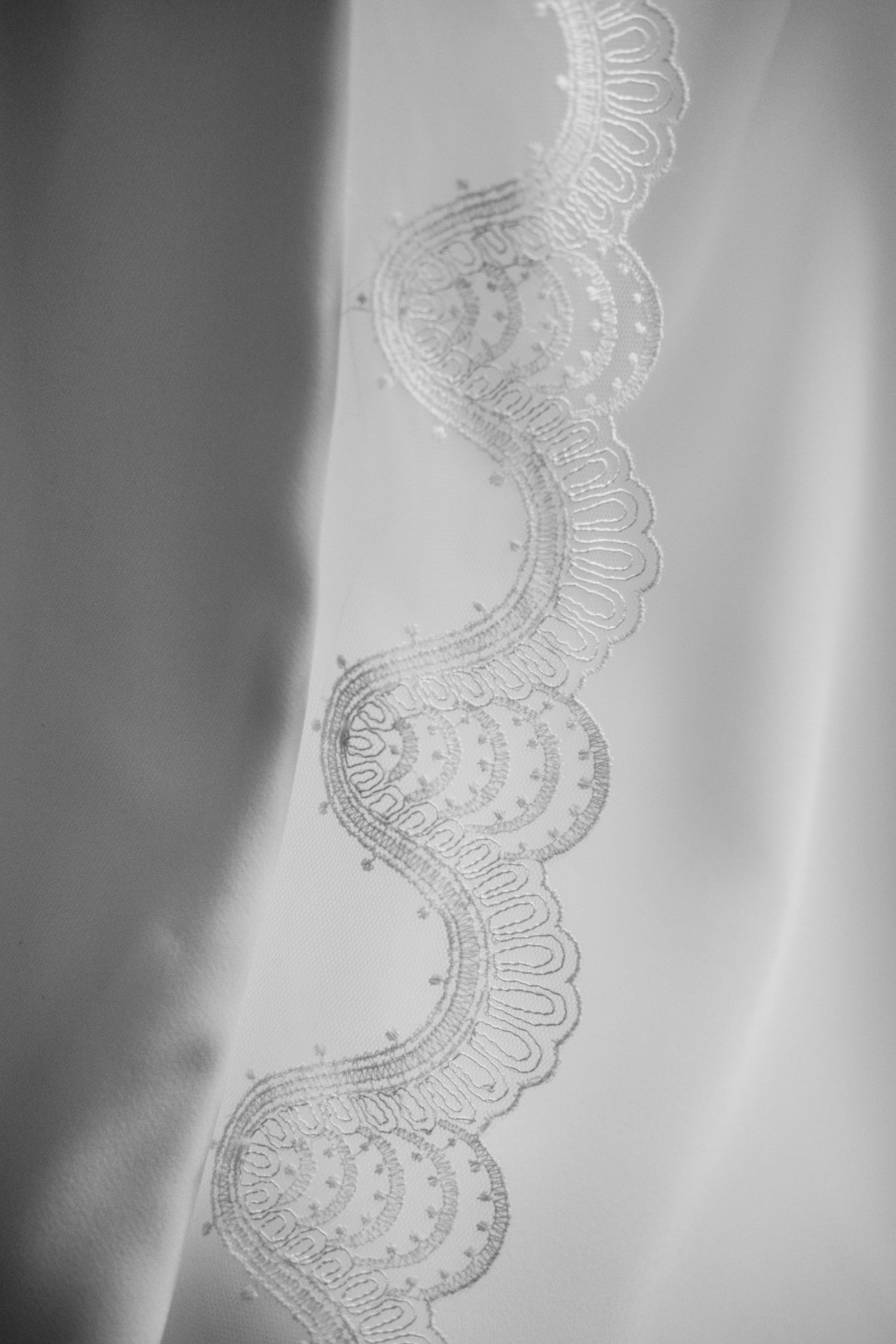 Detalles de alta costura y texturas del traje de novia en Jerez, Inma y Juanfri, Roberto Pecino