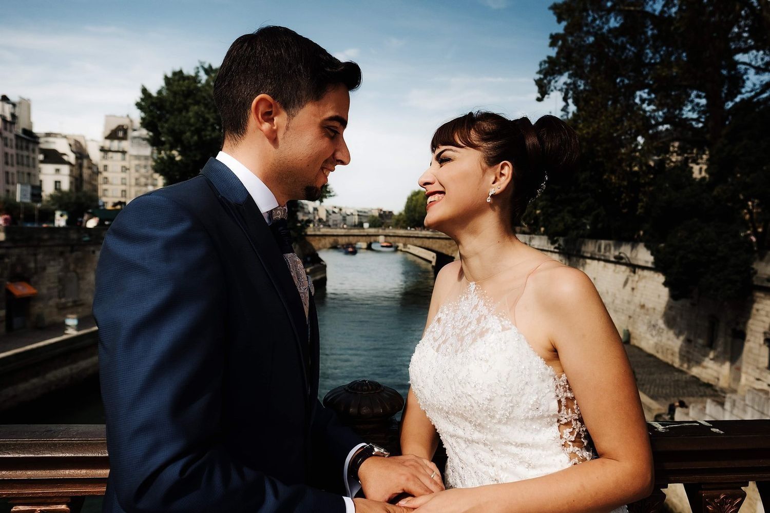 risas y naturalidad de marisa y cristian explorando la orilla del Sena en París