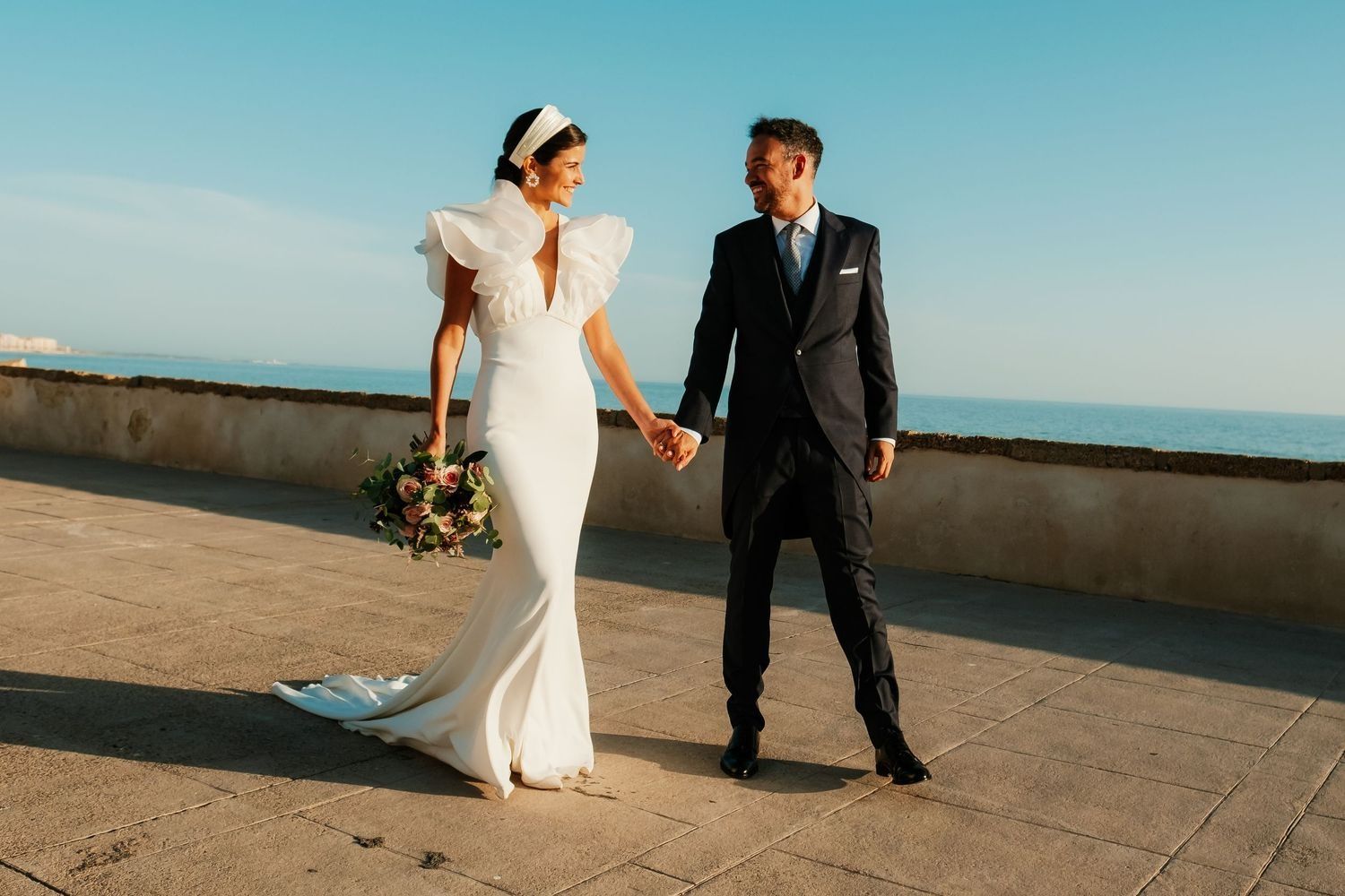 Paseo romántico de los novios por el malecón de la Caleta