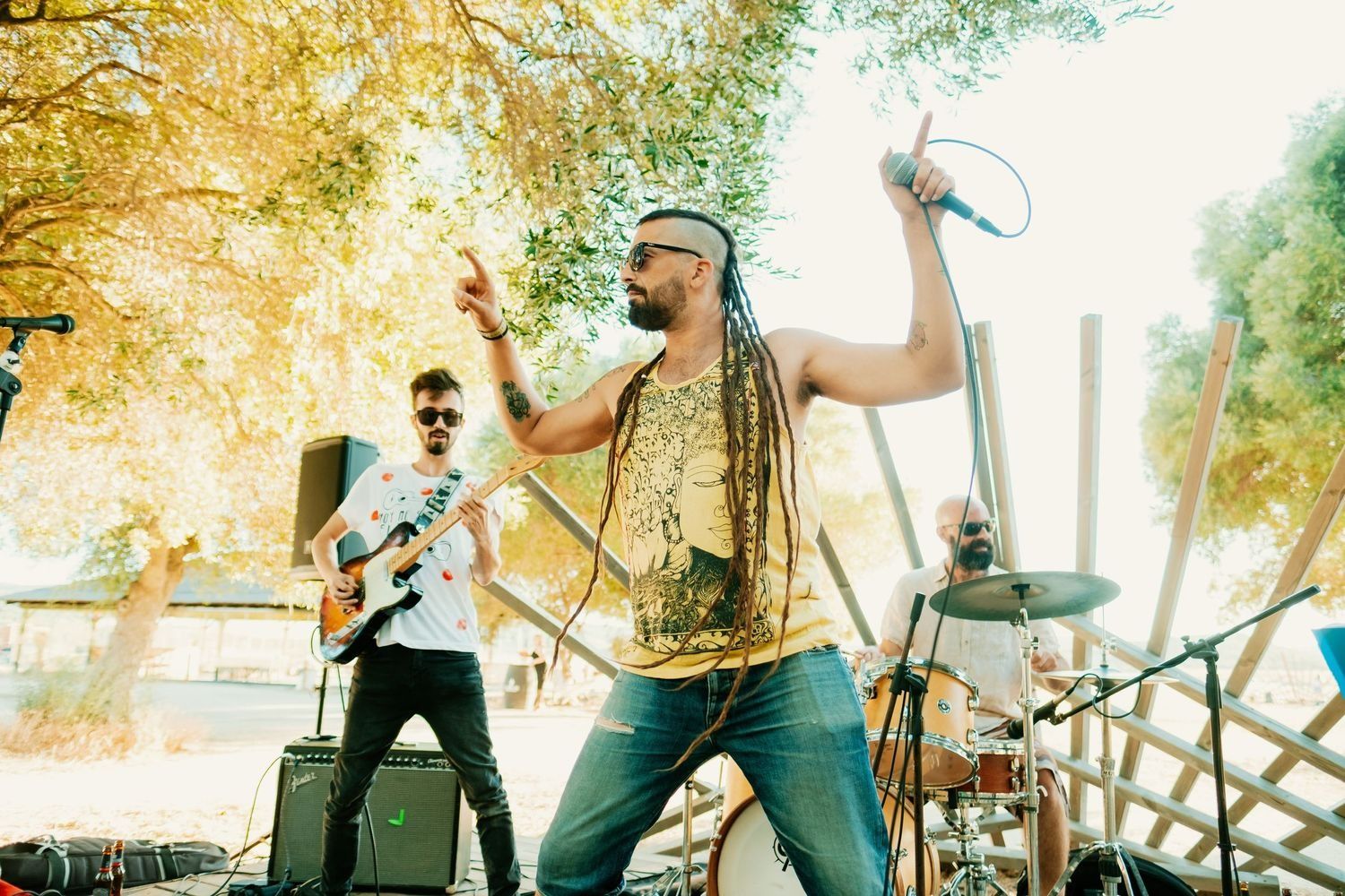 banda de rock actuando en directo durante la fiesta de boda en wakana lake iluminacion de festival y energia real