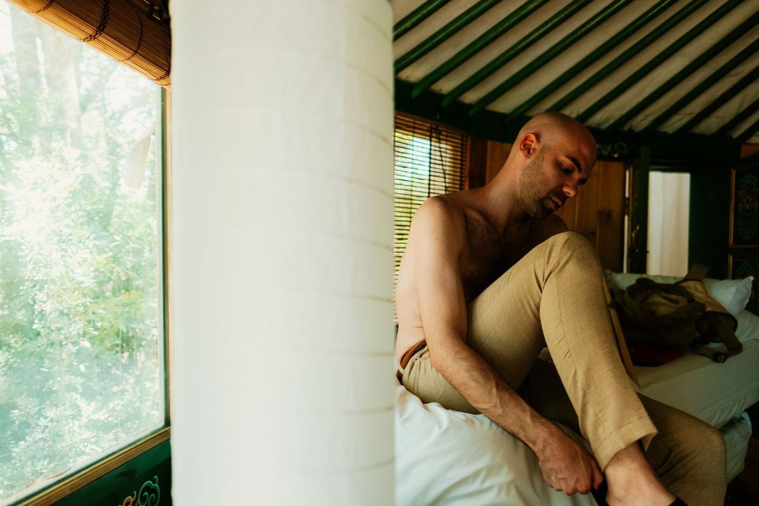 Adrian dentro de un tipi en Wakana, Roberto Pecino fotógrafo en Cádiz y Algeciras