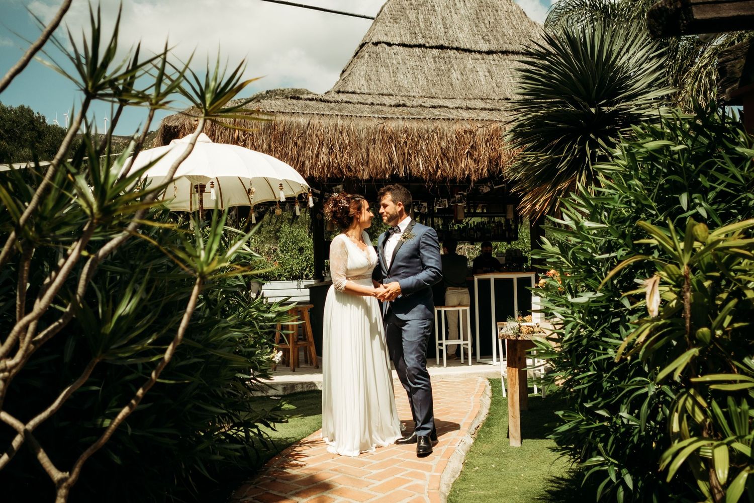 Los novios en los jardines del Hotel 100% Fun de Tarifa