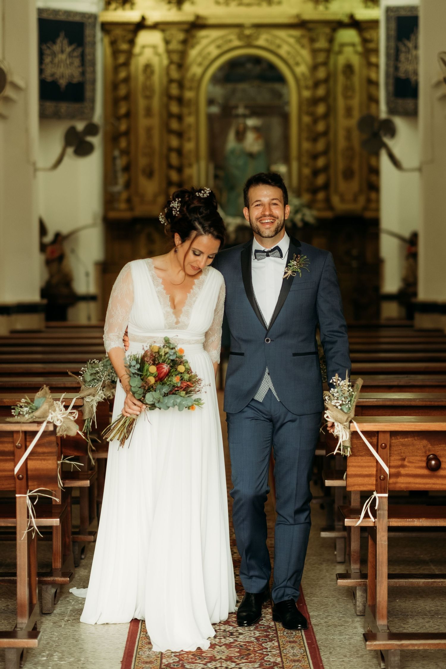 Novios caminando en el interior de la Virgen de la luz de Tarifa