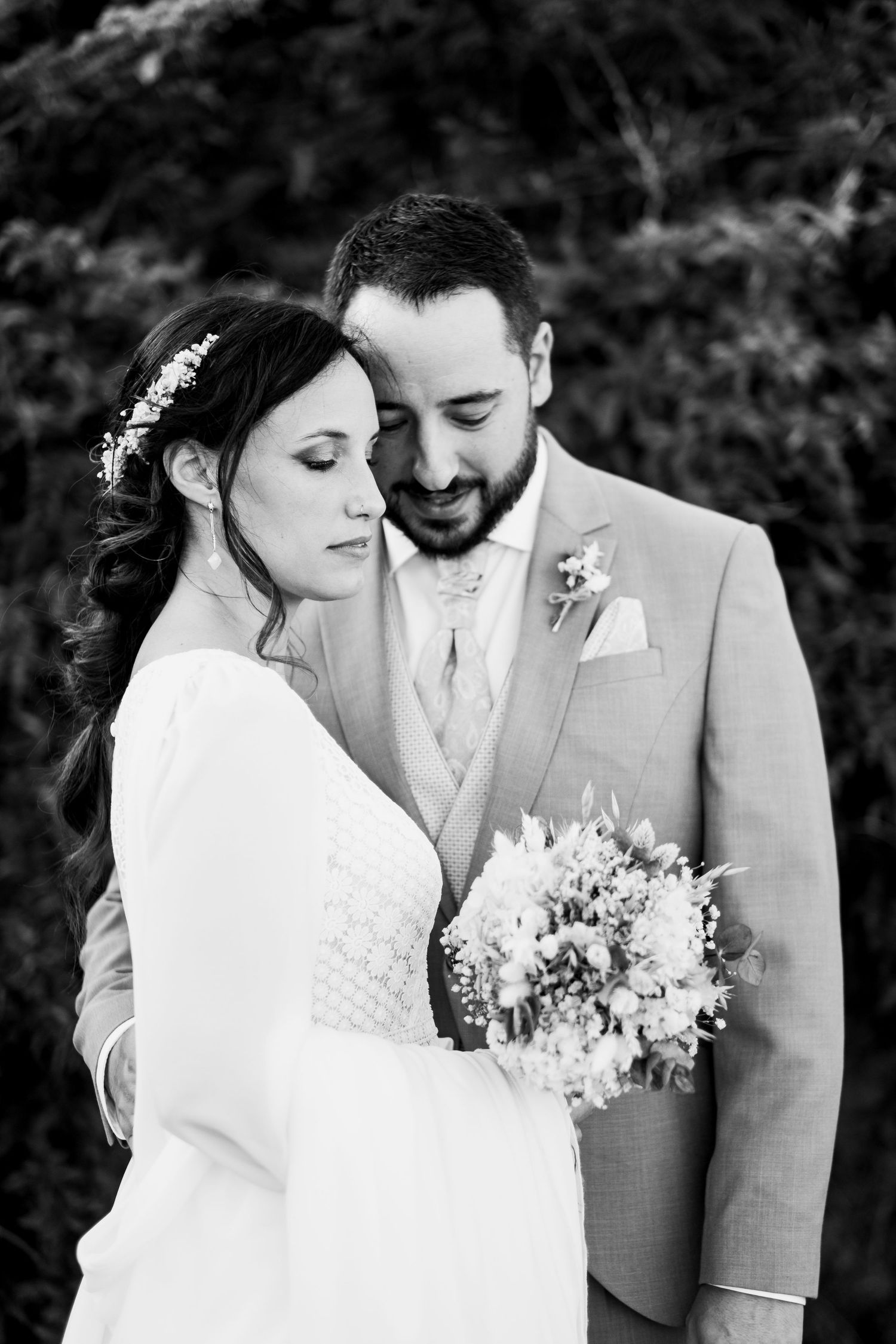 Retrato romántico de Lidia y Ezequiel en los jardines de Soto de Roma al atardecer