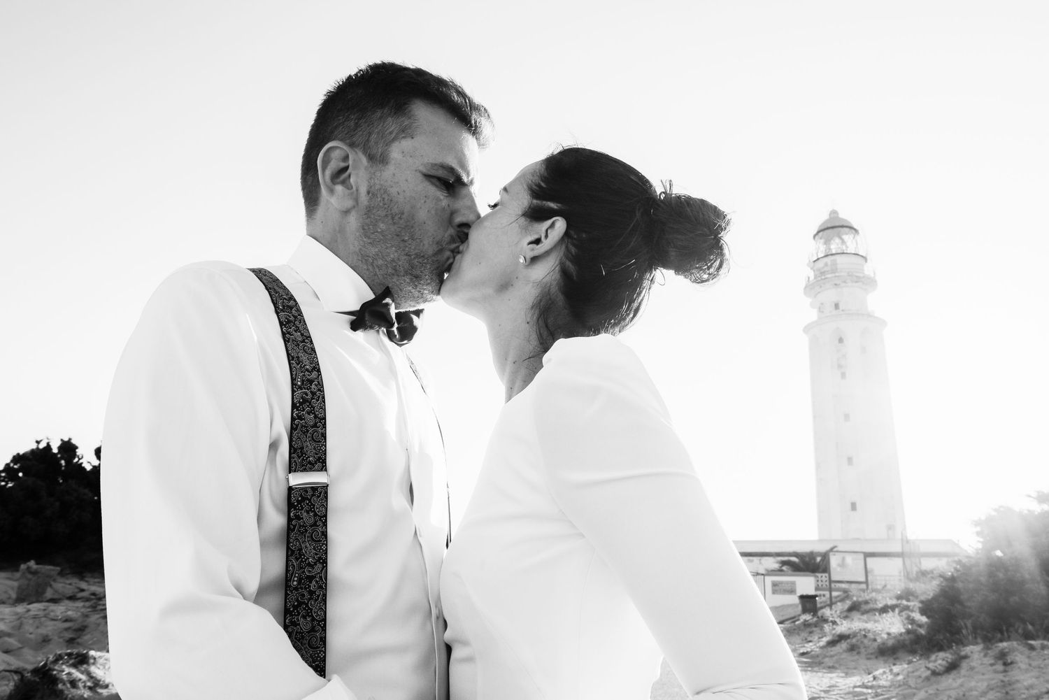 Retrato editorial de pareja bajo la puesta de sol Caños de Meca Laura y Fernando Roberto Pecino
