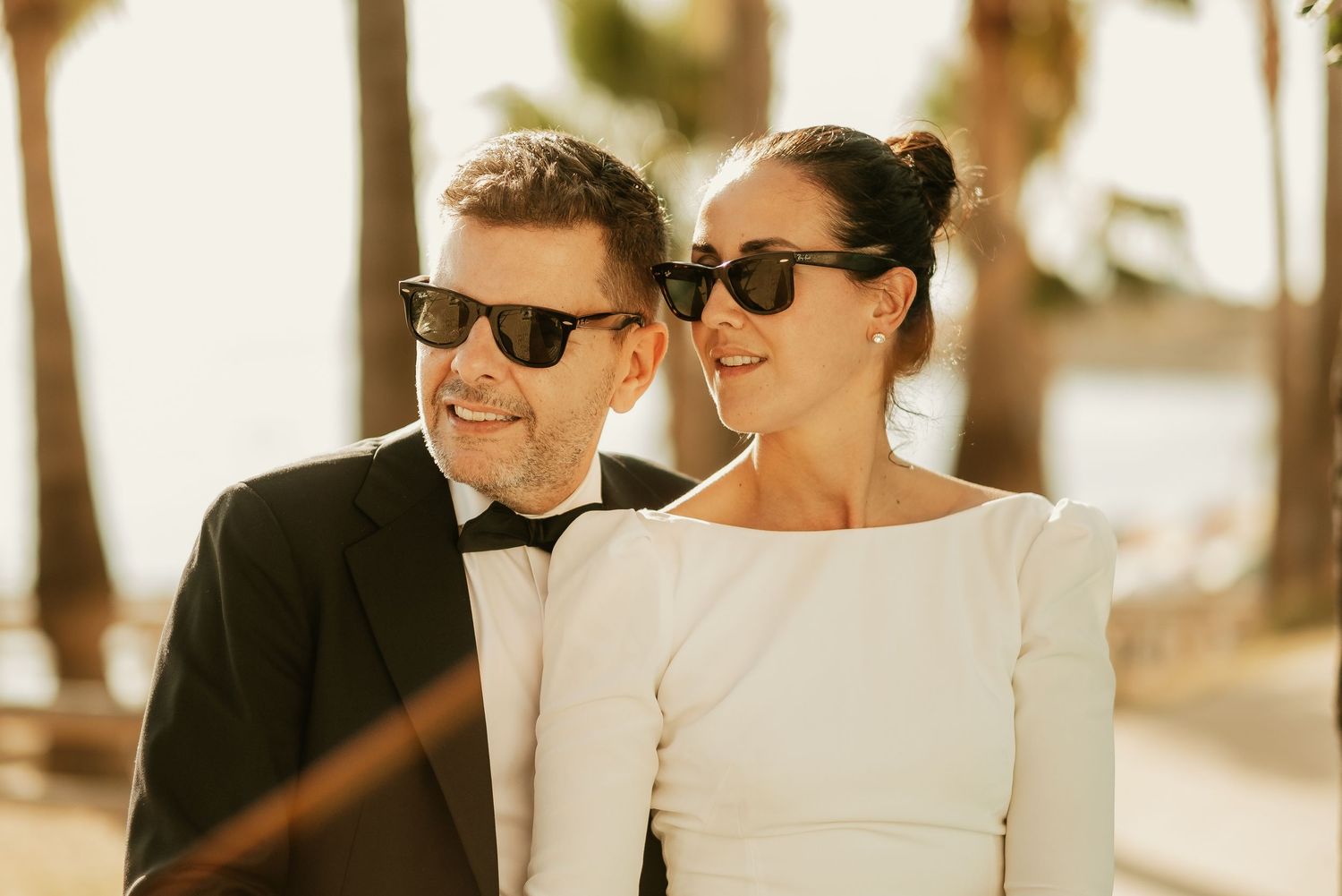 Retrato editorial de pareja con estilismo natural y gafas de sol en el mirador Sajorami Beach Laura y Fernando Roberto Pecino