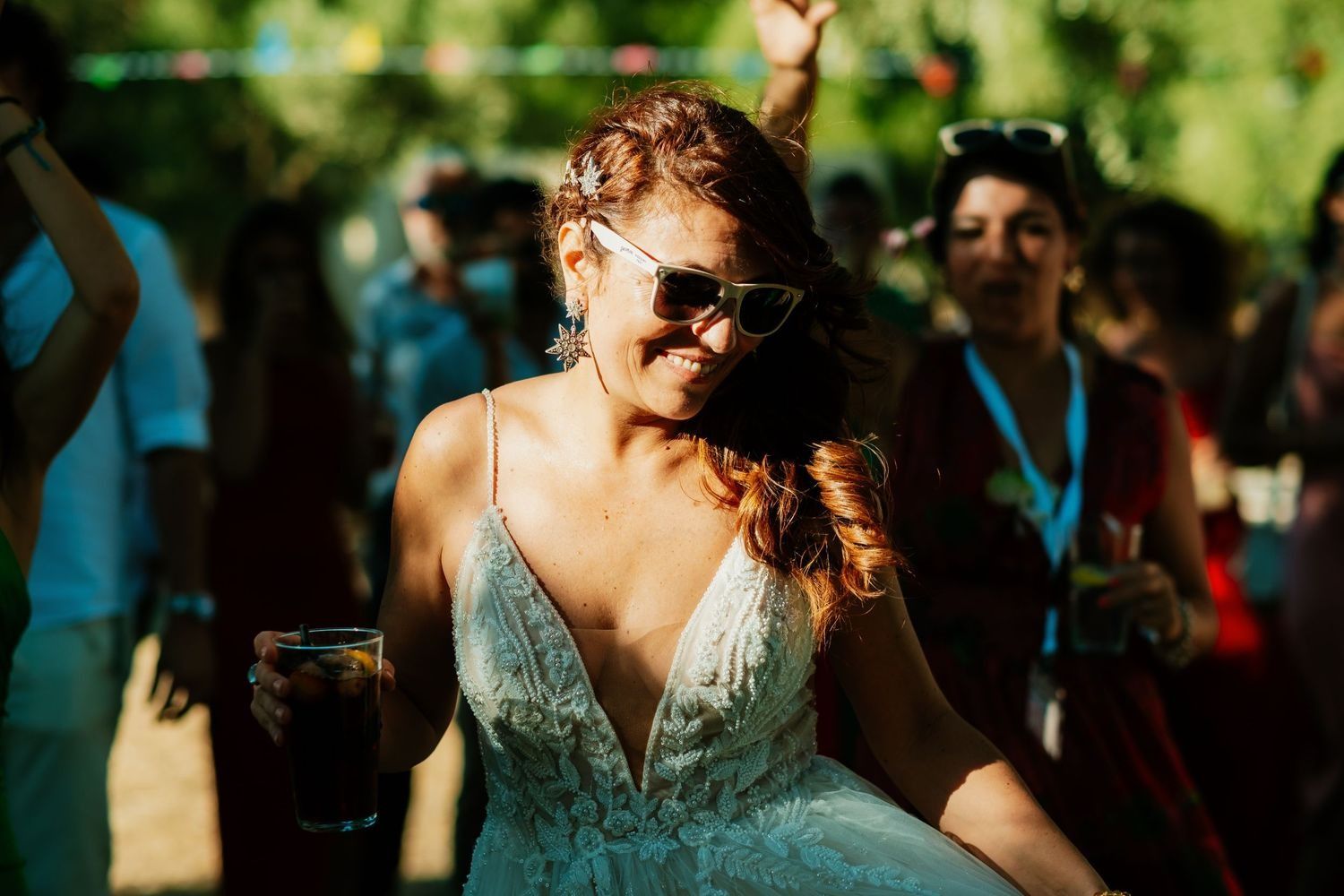 novia lorena disfrutando de la fiesta festival en wakana lake con amigas fotografia espontanea y vibrante
