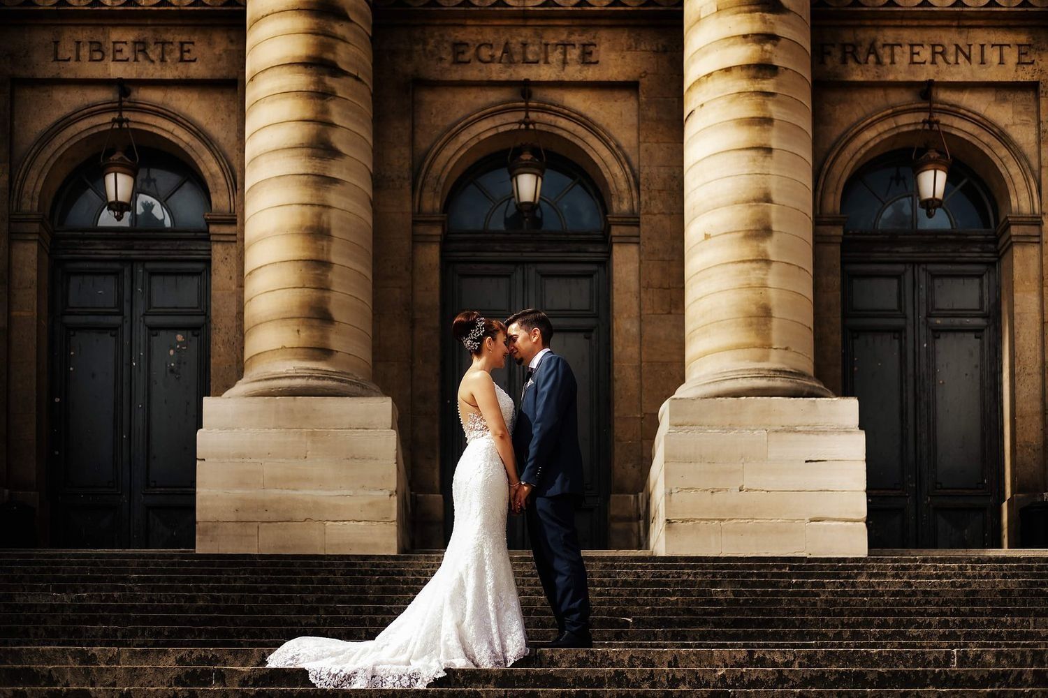 marisa y cristian en la imponente escalera del palacio de justicia de paris con elegancia atemporal