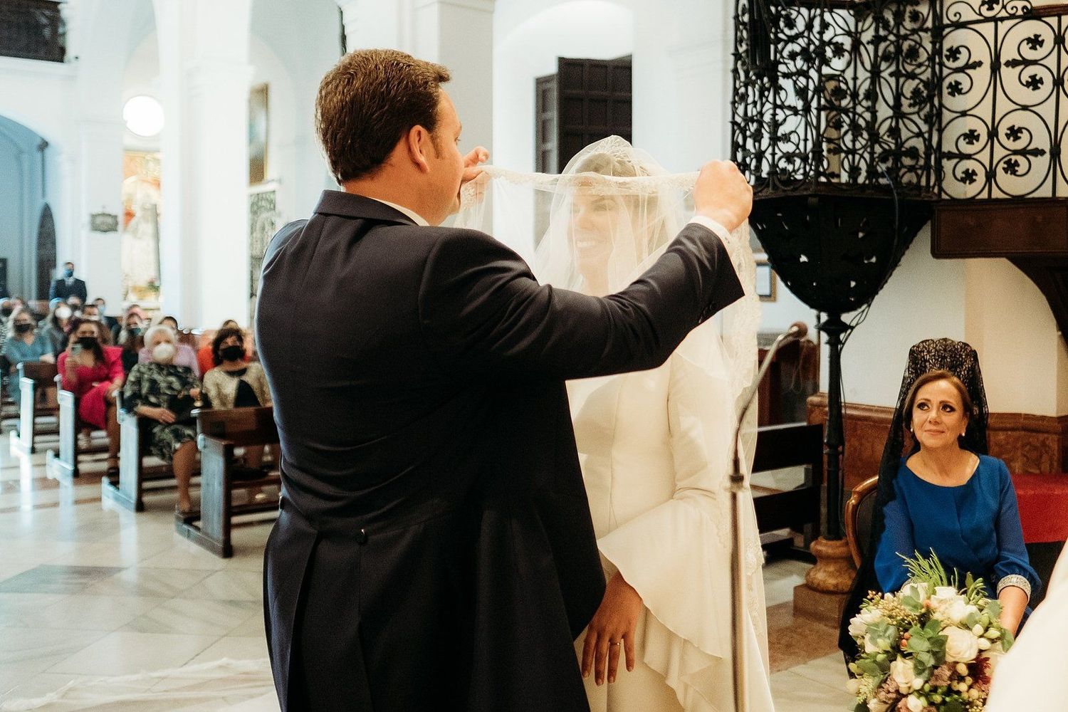 Antonio desvelando a María Victoria en la boda en Sevilla, Roberto Pecino Fotografo documental de bodas en Sevilla