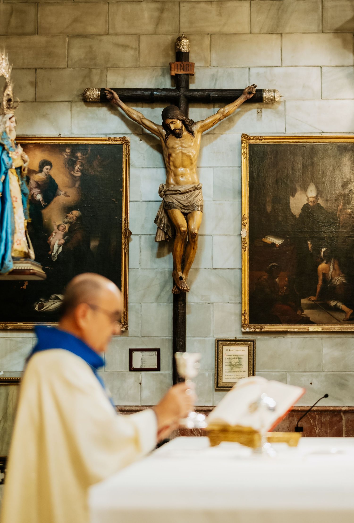 Altar del Santuario de la Inmaculada durante la ceremonia emotiva de Inma y Abel