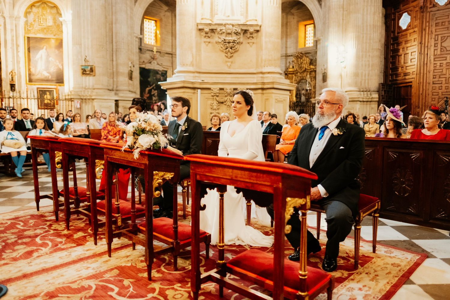 Ceremonia de boda de Quin y Eli frente al retablo de la Catedral de Granada