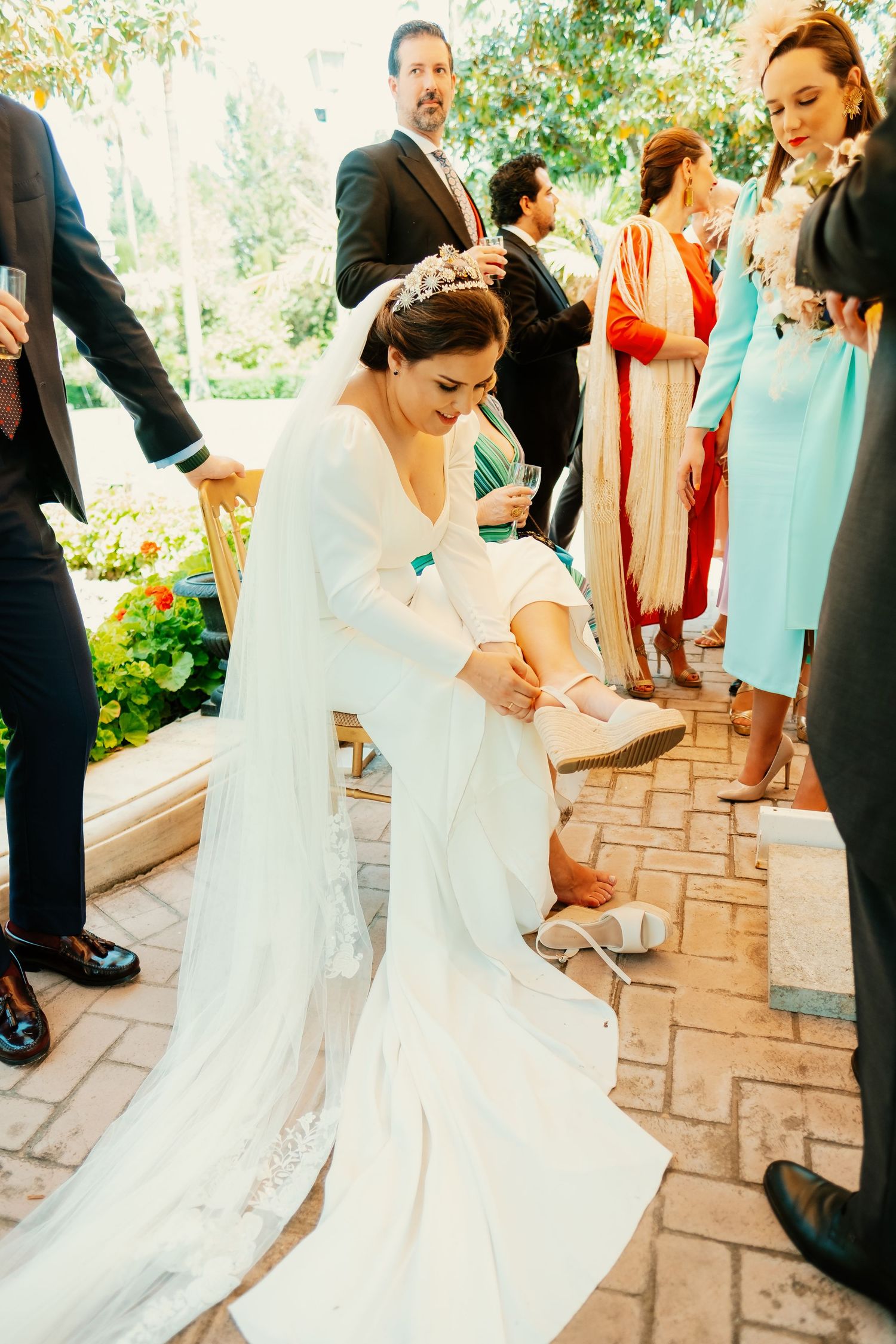 Eli ajustandose los zapatos, fotografía de boda documental en Granada por Roberto Pecino
