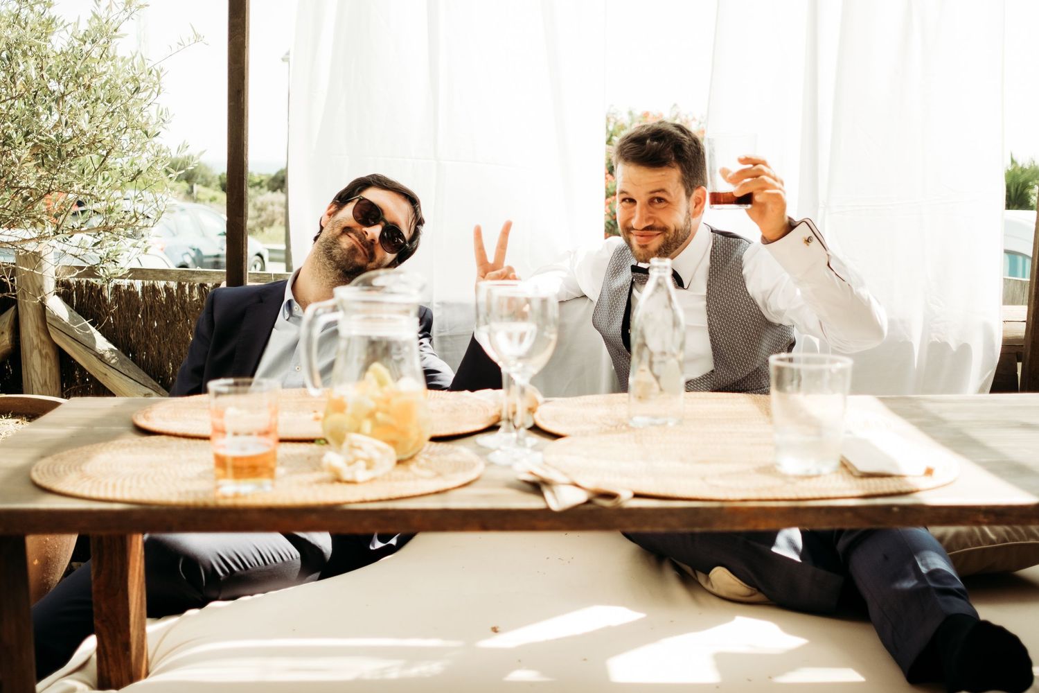Novio en mesa balinesa con invitado