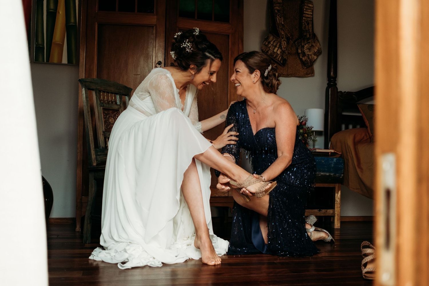 Momento emotivo de Miriam con su madre en una de las habitaciones del Hotel 100% Fun de Tarifa