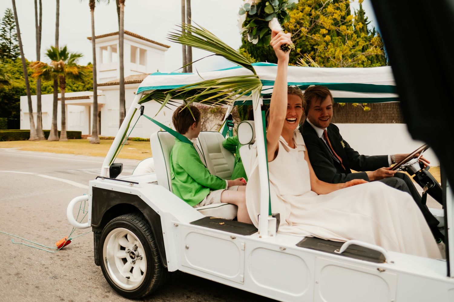 Paseo de recién casados en un coche Moke clásico por el entorno de Sotogrande