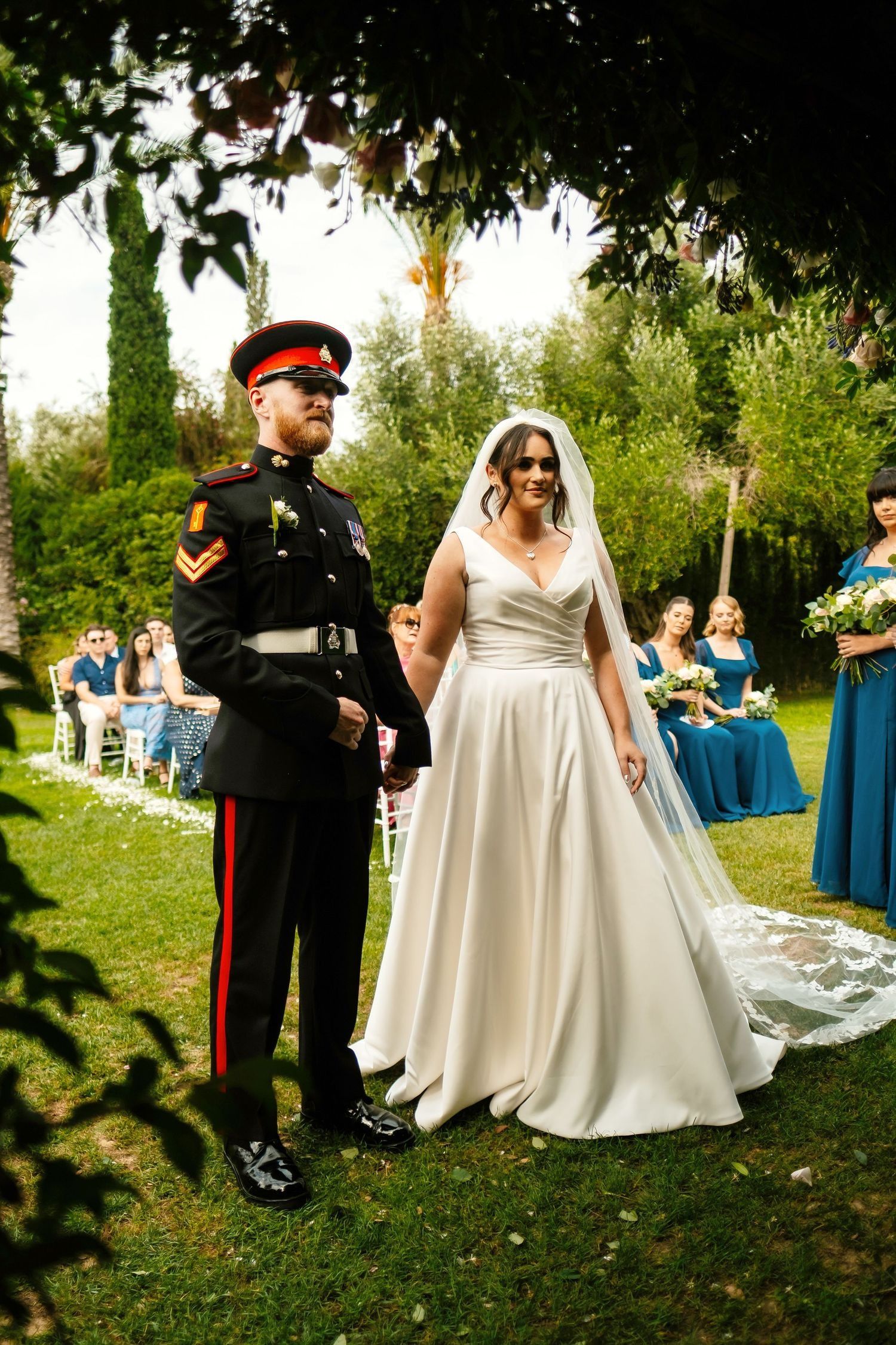 Pareja en el altar de la ceremonia civil militar en Finca Monasterio Sotogrande, Fotografo en Sotogrande