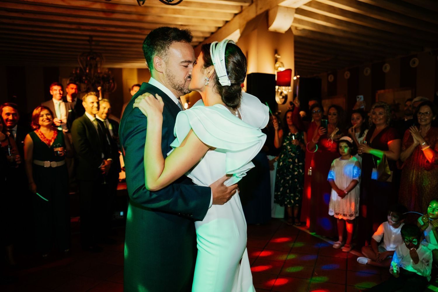 Beso de los novios durante el baile