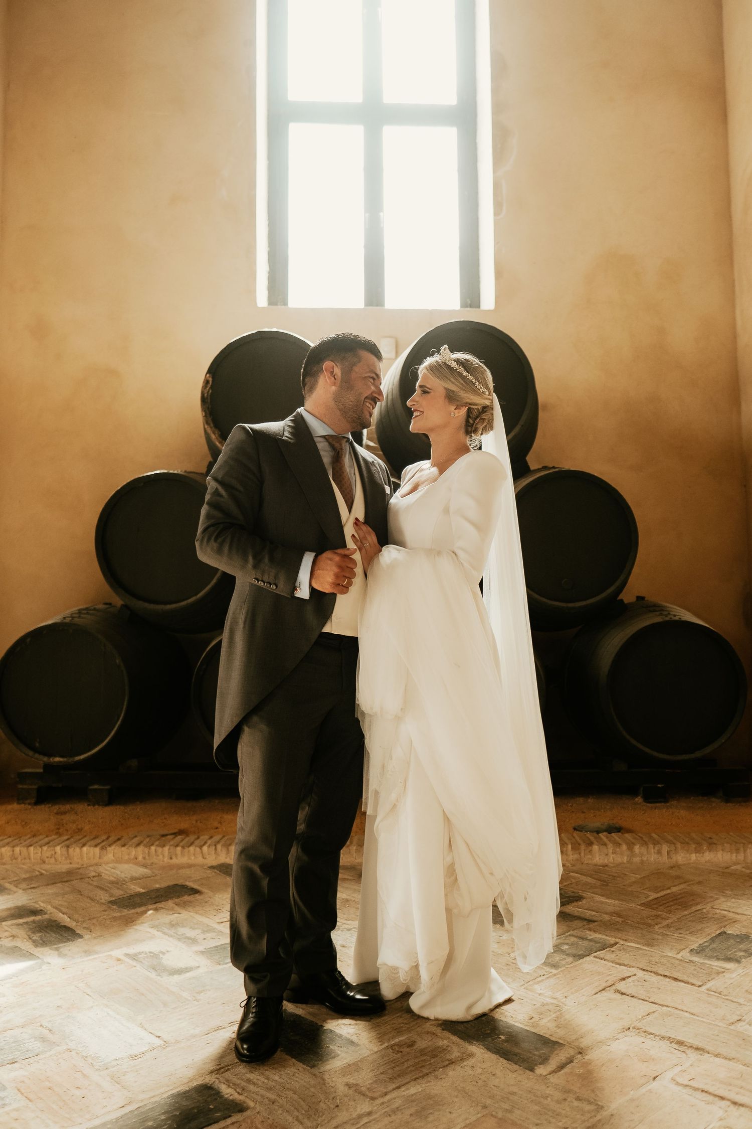 Retrato de la pareja delante de los barriles del salón de celebraciones de Bodegas Sánchez Romate, en Jerez, Inma y Juanfri, Roberto Pecino
