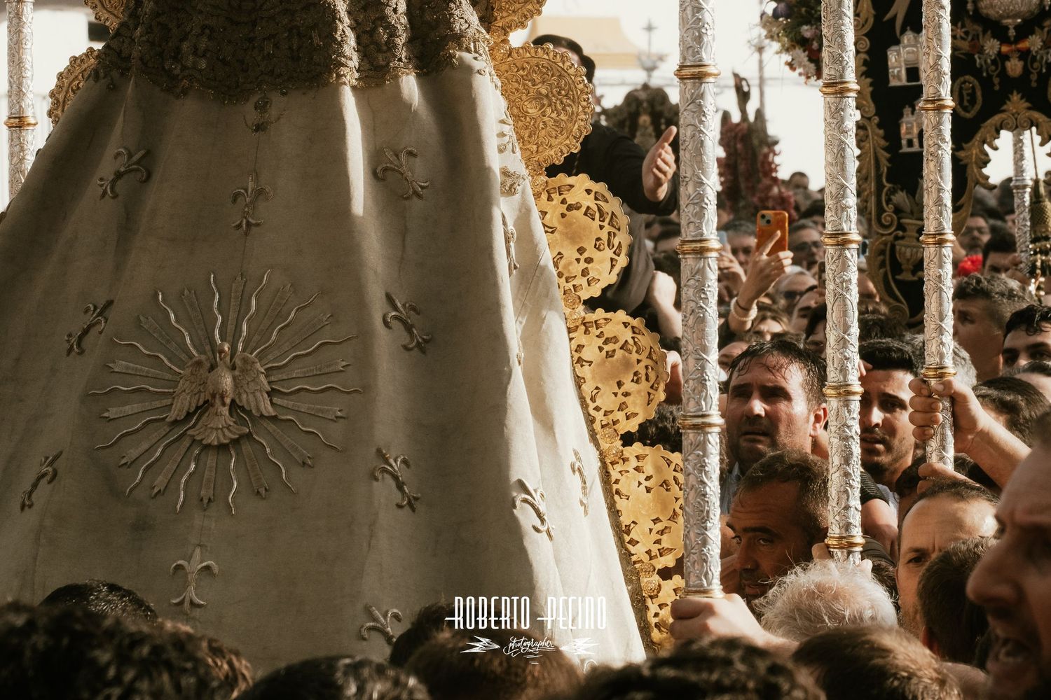 Fotografía documental procesión Rocío 2026, almonteños emocionados, Roberto Pecino Fotógrafo, estética editorial.