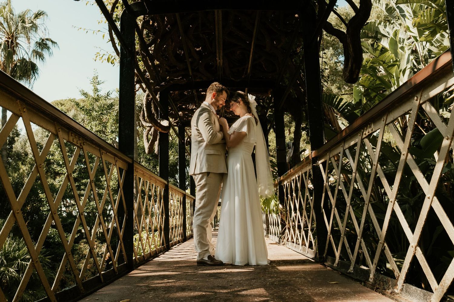 Complicidad de pareja en elopement, La Alameda Gibraltar, Roberto Pecino Fotógrafo