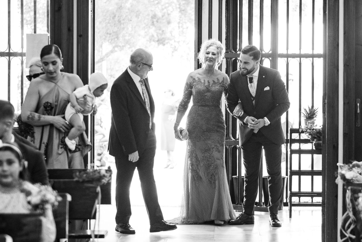 Llegada del novio a la histórica iglesia de Castellar de la Frontera, boda de Amparo y Guillermo