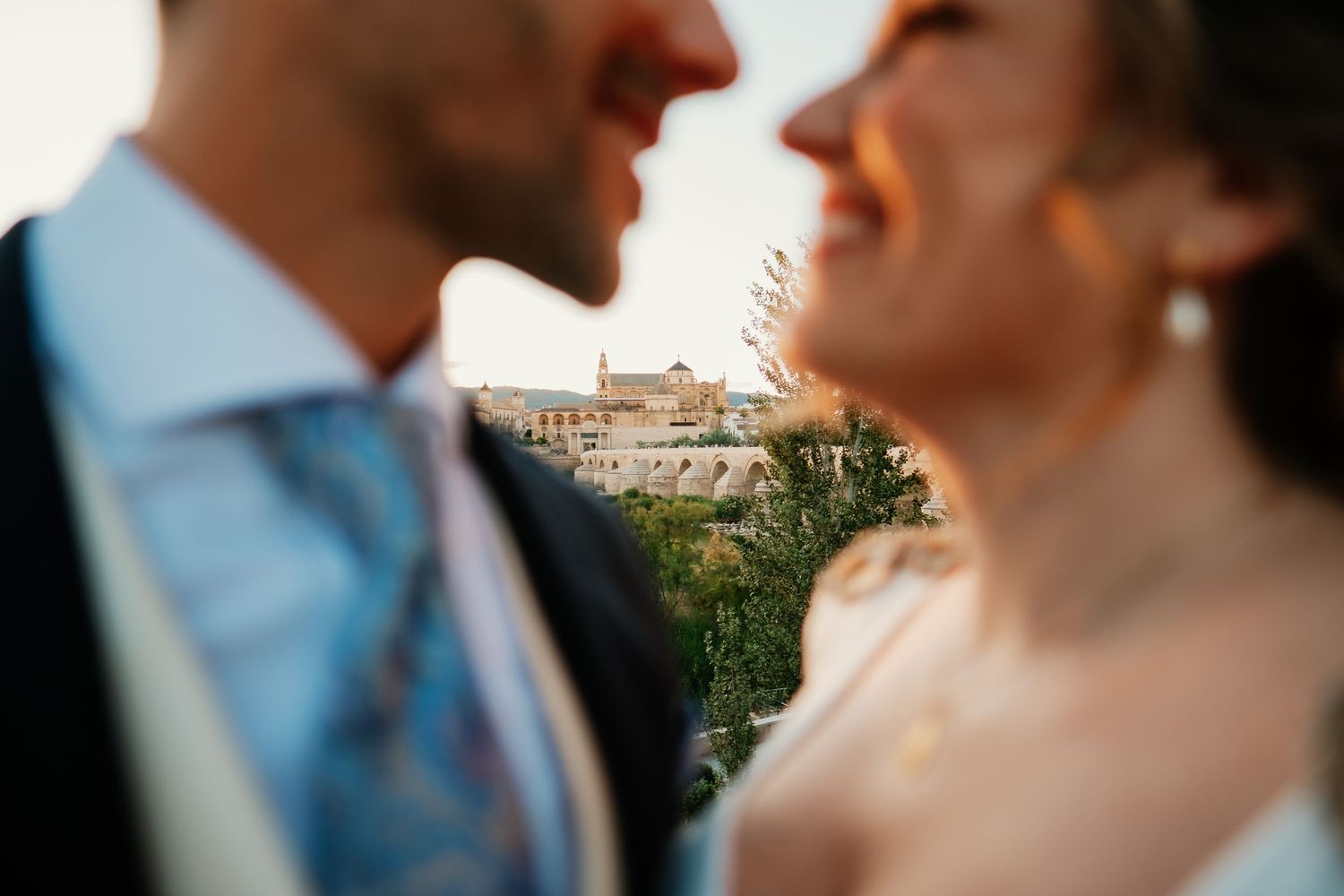 Fotografía artística de boda en las calles de Córdoba, estilo documental y elegante, Roberto Pecino