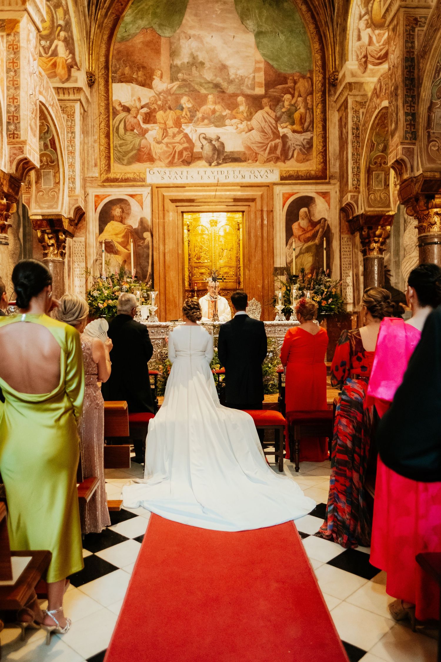 Paola y Jesús en el altar de la Mezquita de Córdoba, ceremonia religiosa solemne con iluminación natural