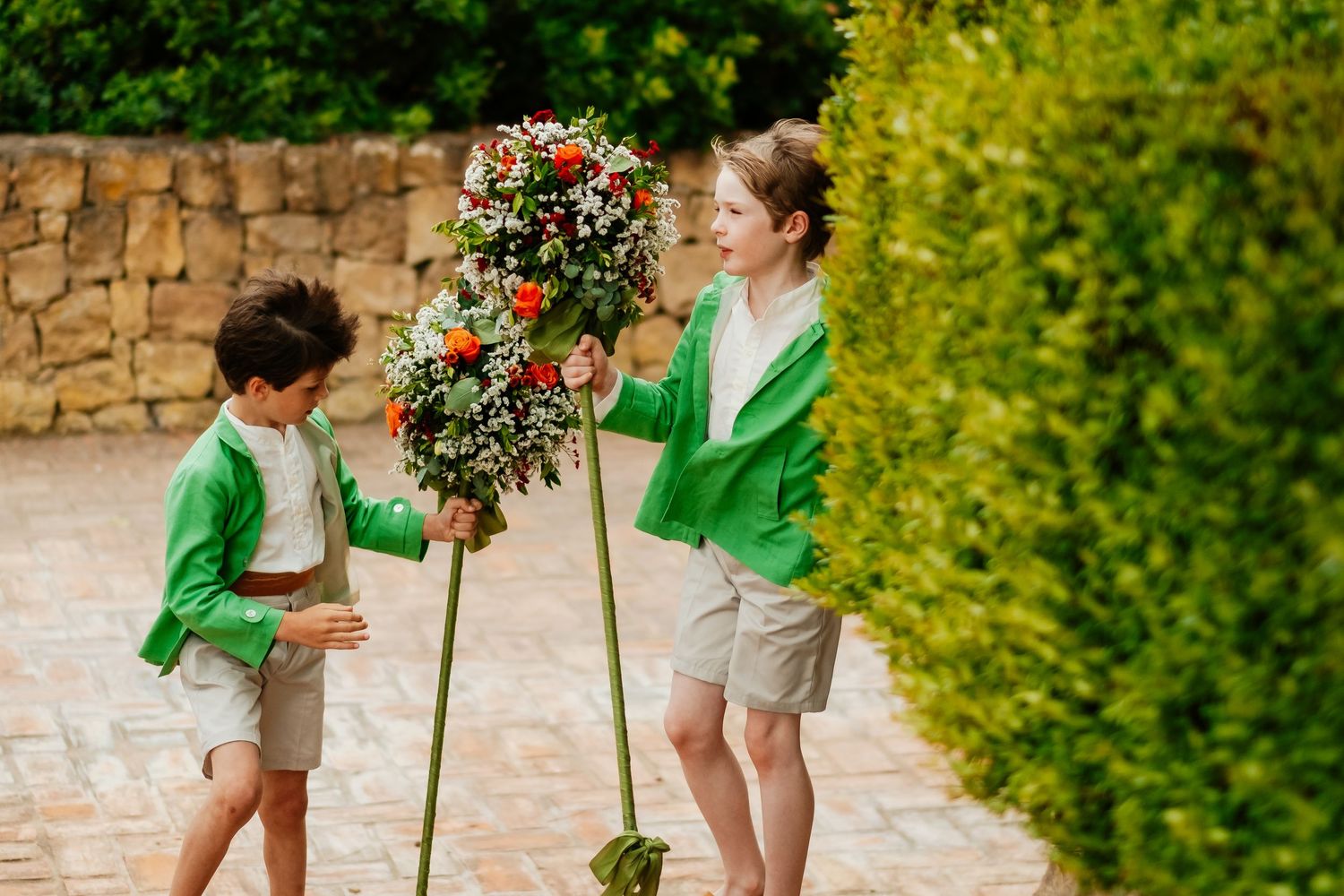 Momento natural y decoración floral de la Iglesia de Sotogrande diseñada por Flores Areka para Diana y Kuki