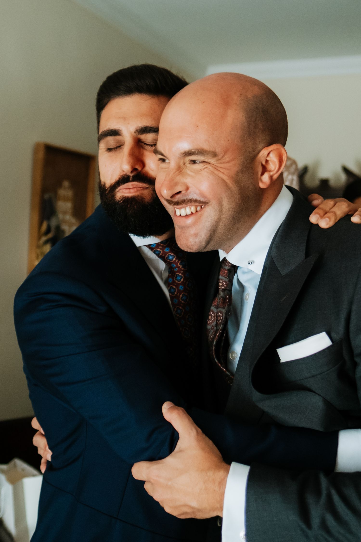 abrazo del novio antes de salir hacia La Línea