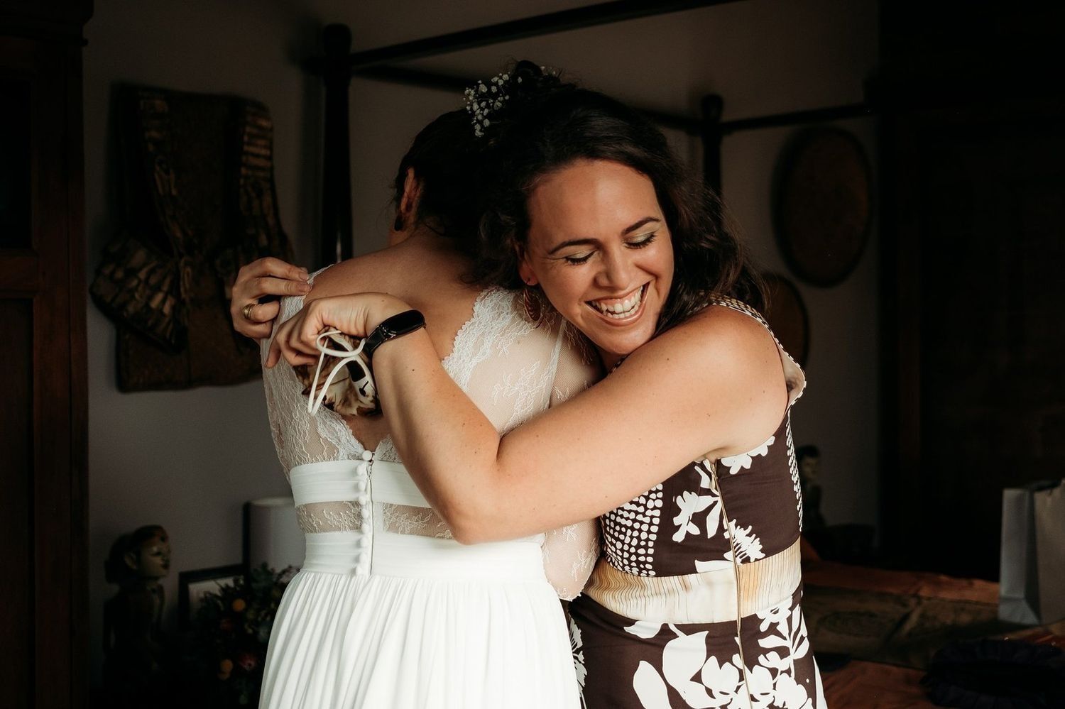 momento emocionante y cálido de la novia con su amiga