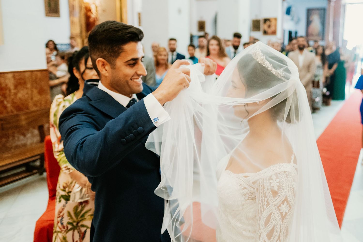 José levantando el velo de la novia, fotografia de boda en La Línea