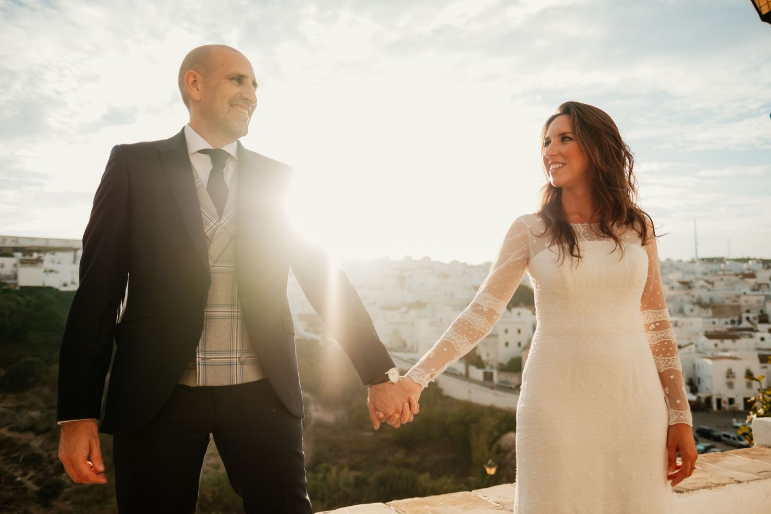 Retrato espontáneo de pareja bajo la luz dorada del verano gaditano