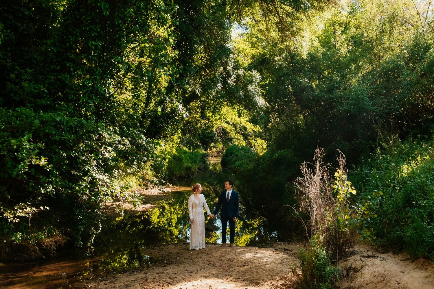Paisaje cinematográfico del Pinar del Rey con Alejandra y Jose caminando de la mano, fotografía de postboda en San Roque