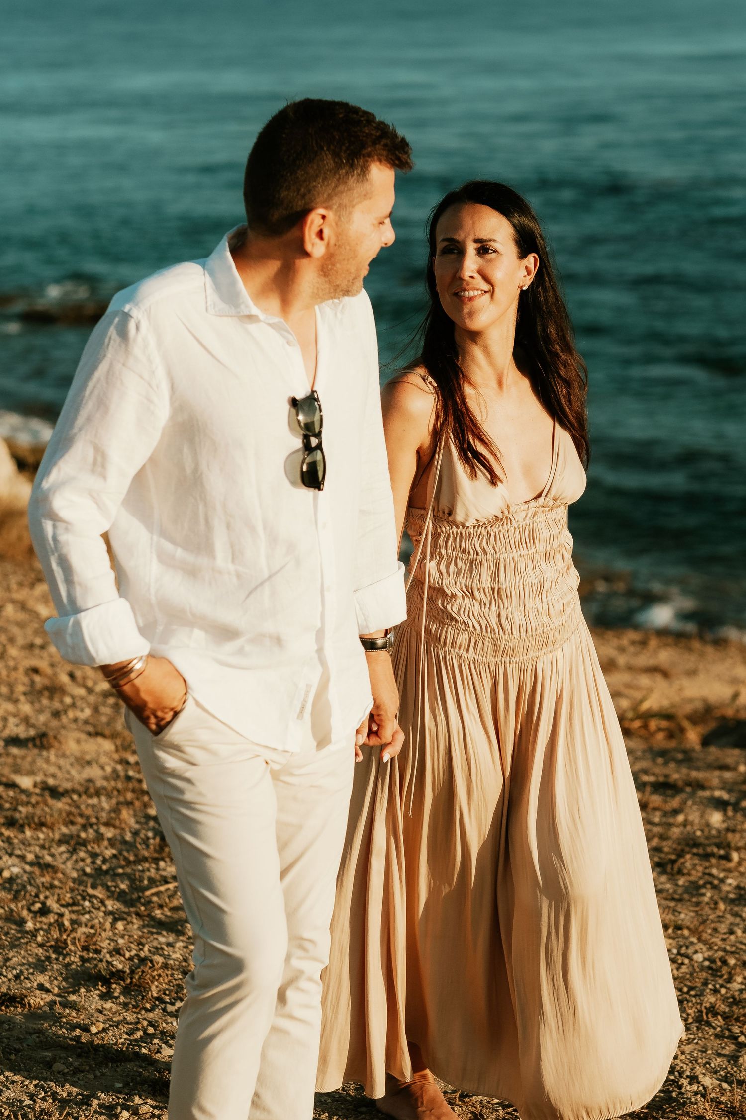 Pareja caminando de la mano con naturalidad sobre el acantilado del Faro de Trafalgar Laura y Fernando Roberto Pecino