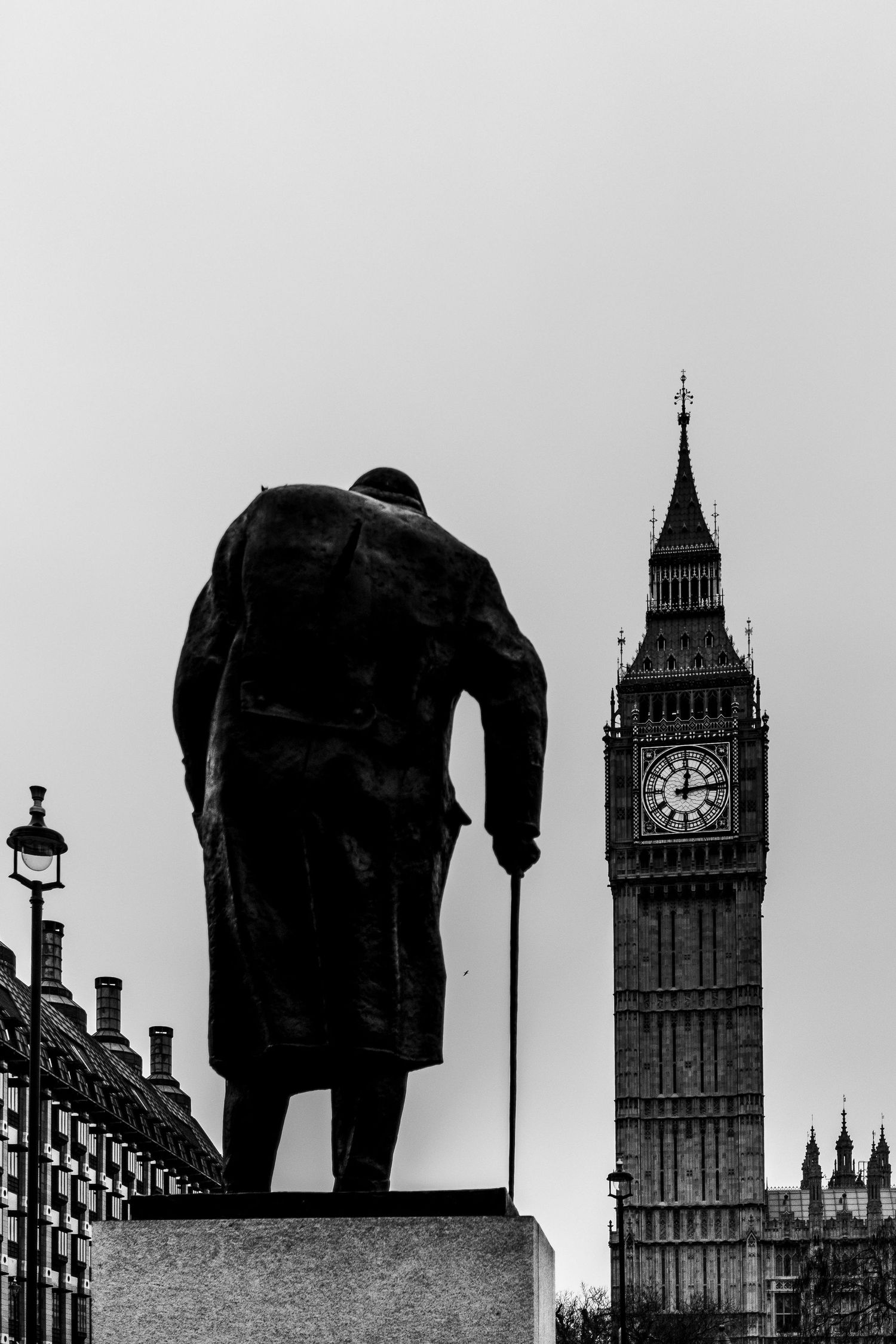 Fotografía documental y estética editorial, estatua de Winston Churchill con el Big Beng de fondo, Roberto Pecino Fotógrafo