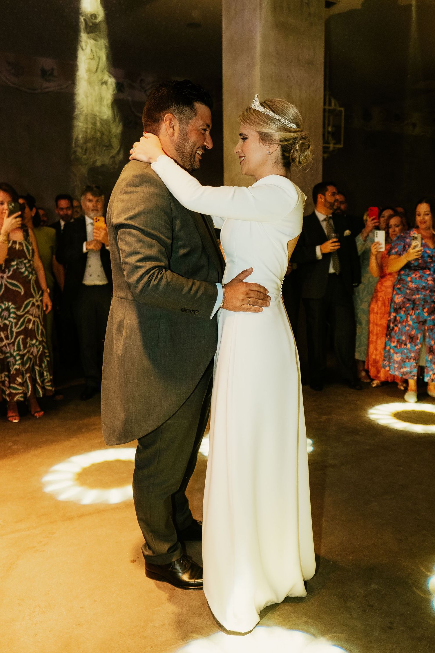 Momento íntimo y lágrimas durante el baile del novio con su madre en Bodega Sánchez Romate, Juanfri e Inma, Roberto Pecino
