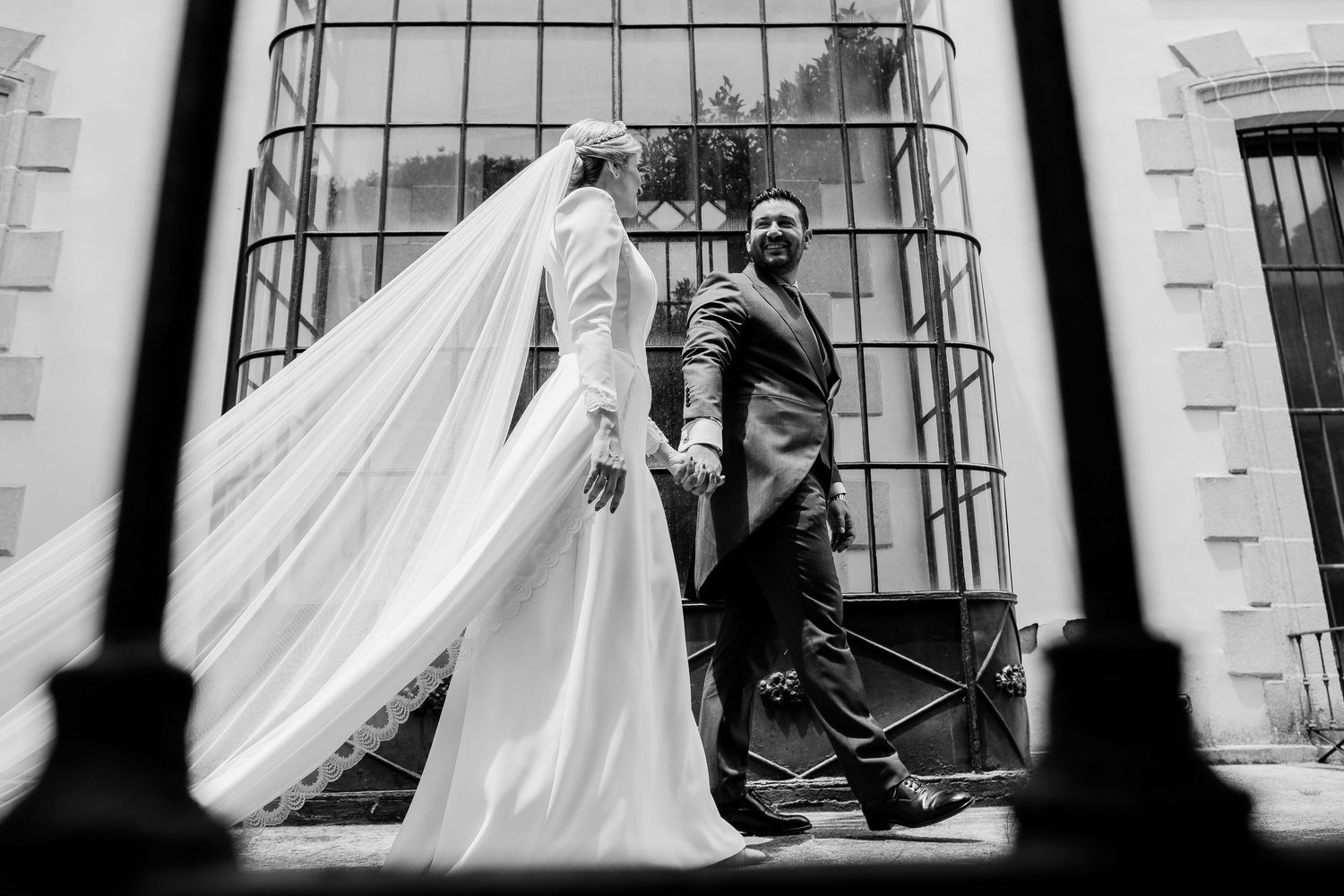 Reportaje de boda documental en Jerez de la Frontera, complicidad en movimiento de Inmaculada y Juanfri, Roberto Pecino