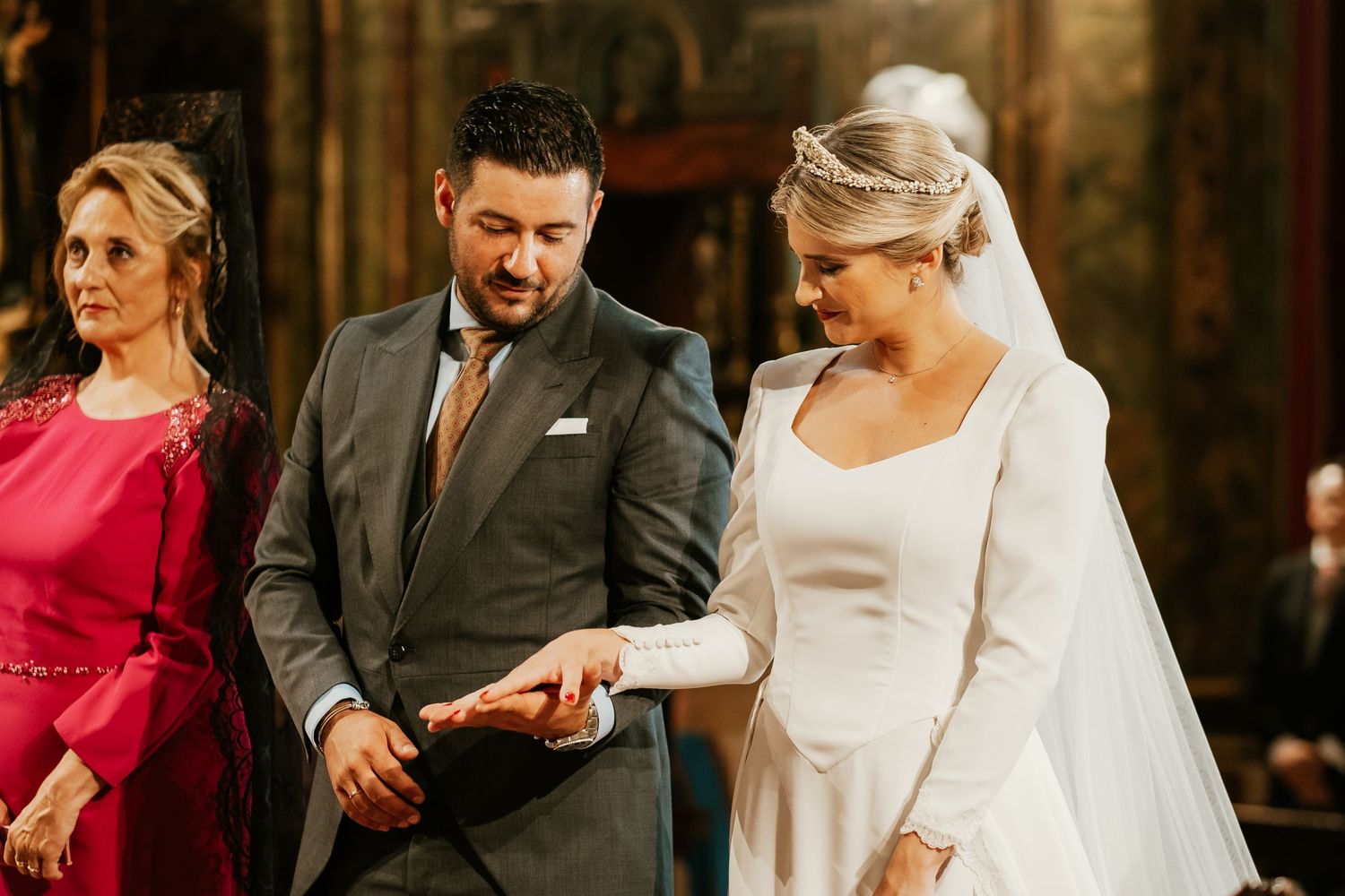 Perspectiva cinematográfica de la pareja a solas en el altar mayor de Jerez, Inma y Juanfri, Roberto Pecino