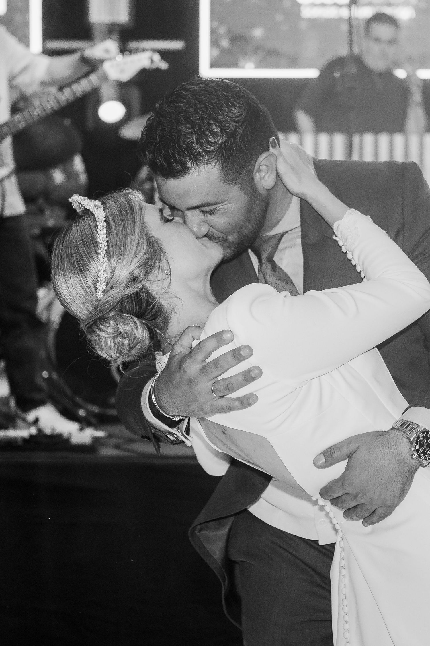 Abrazo de los novios en la pista de baile en blanco y negro, boda de autor en Jerez, Inma y Juanfri, Roberto Pecino