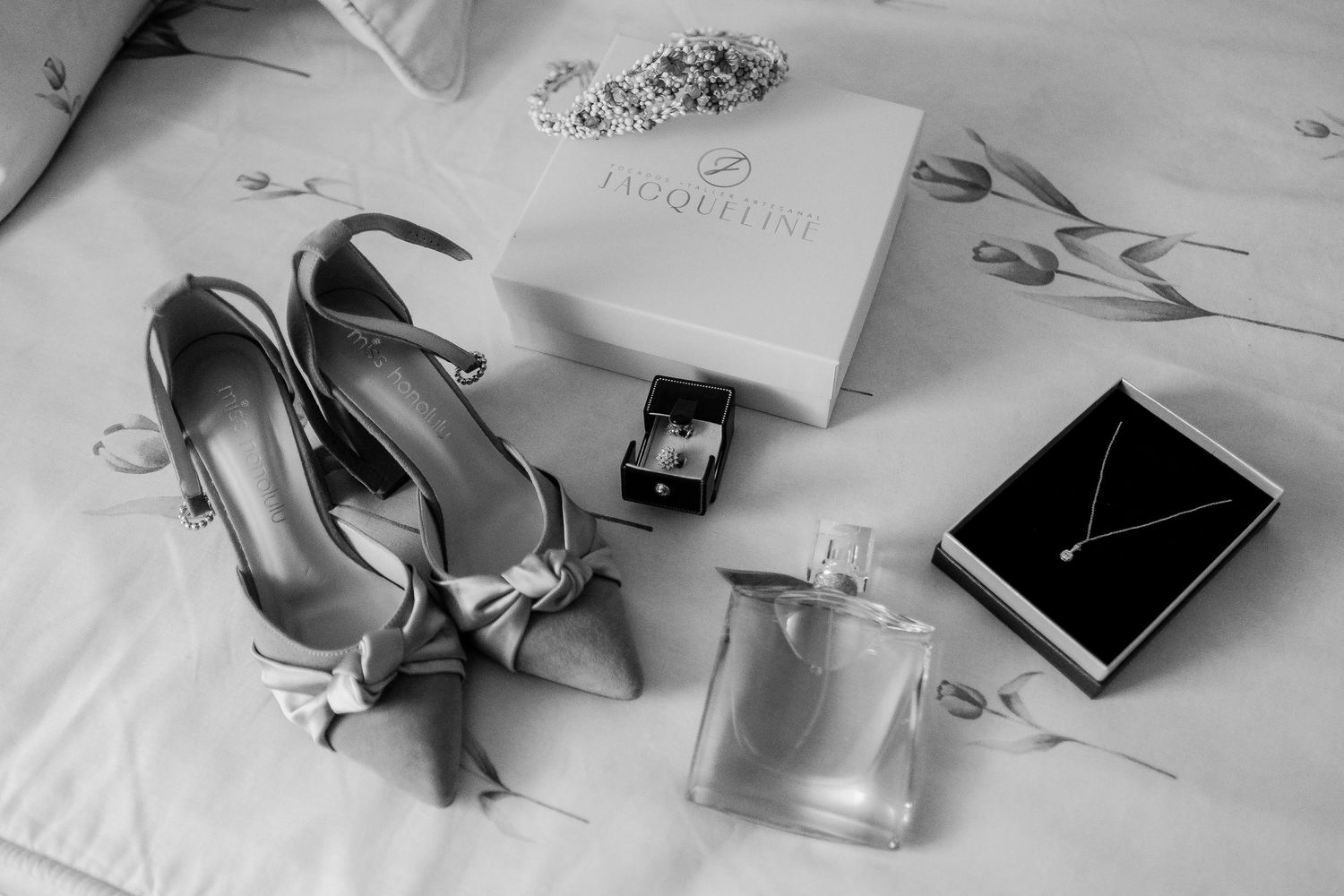 Composición artística en blanco y negro de los complementos de la novia en los preparativos de Jerez, Roberto Pecino