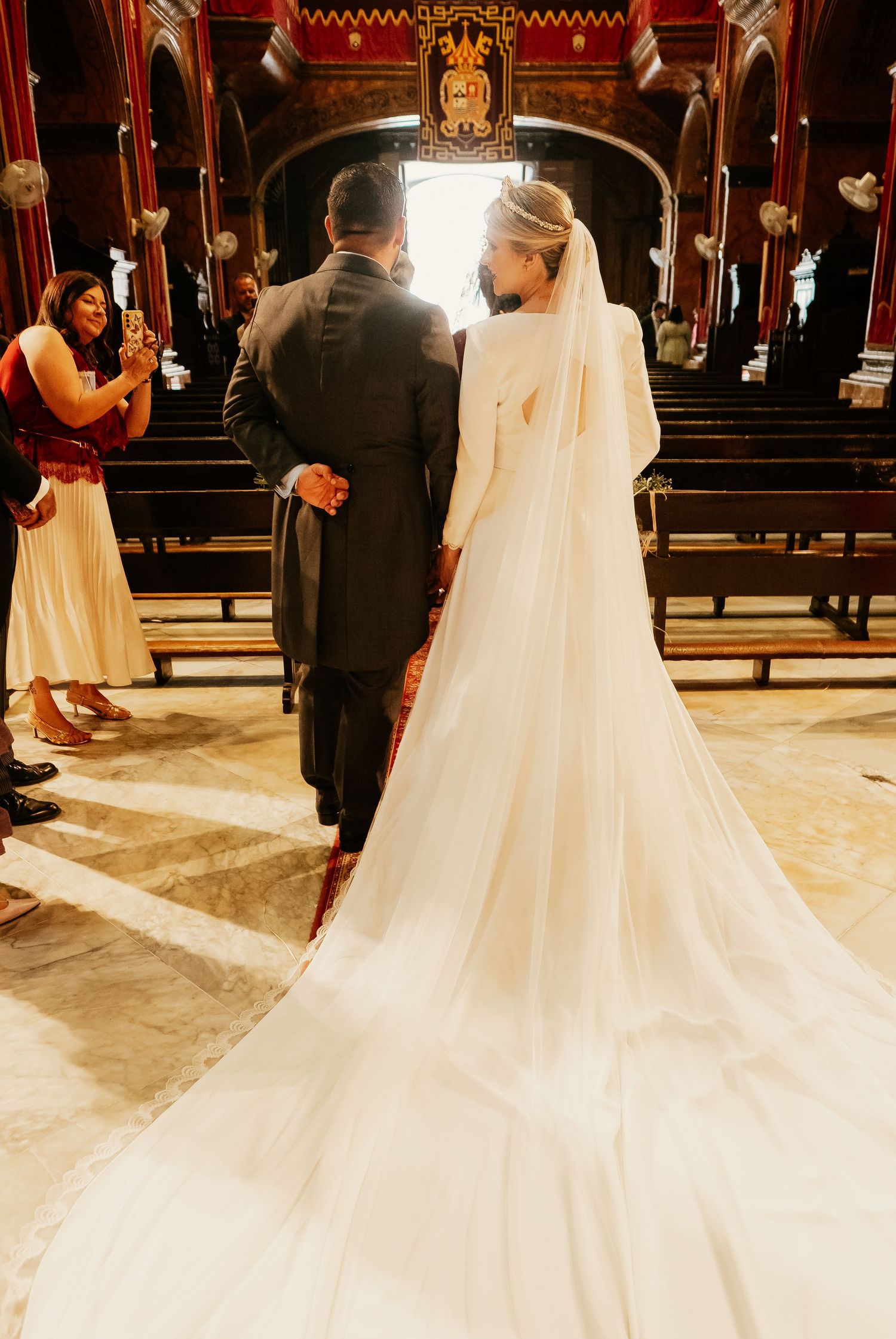 Los novios saliendo de la basíllica, fotografia natual sin posados. Roberto Pecino