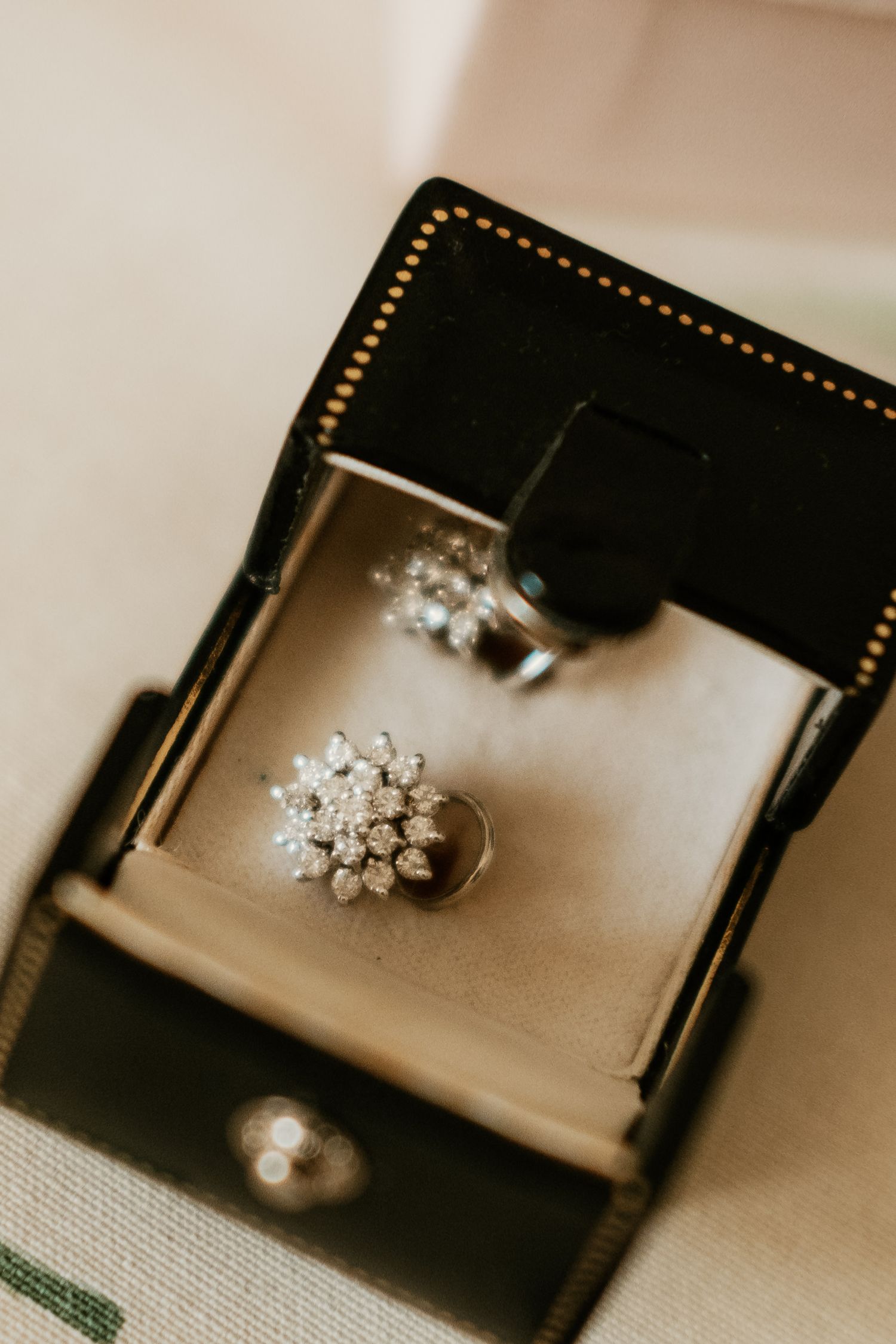 Primer plano de los pendientes de boda escogidos por la novia durante sus preparativos en Jerez, Inma, Roberto Pecino