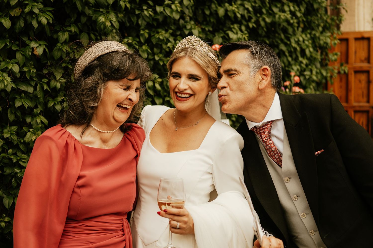 Instantes reales de la familia con los novios en los rincones de piedra de Sánchez Romate, Roberto Pecino
