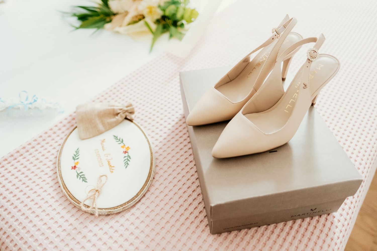 Zapatos y tiara de la novia