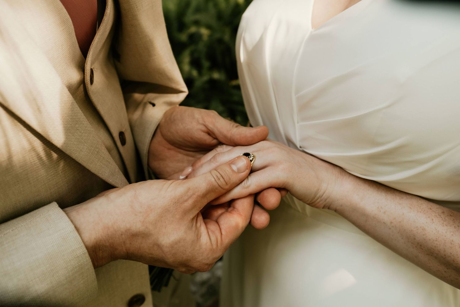 Detalle de manos con anillos en elopement Gibraltar, La Alameda, Roberto Pecino Fotógrafo