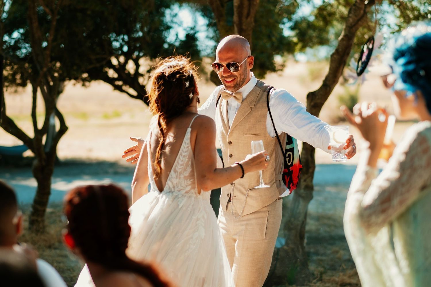 baile nupcial de lorena y adrian con estilo festivalero y gafas vintage en wakana lake fotografia documental de bodas