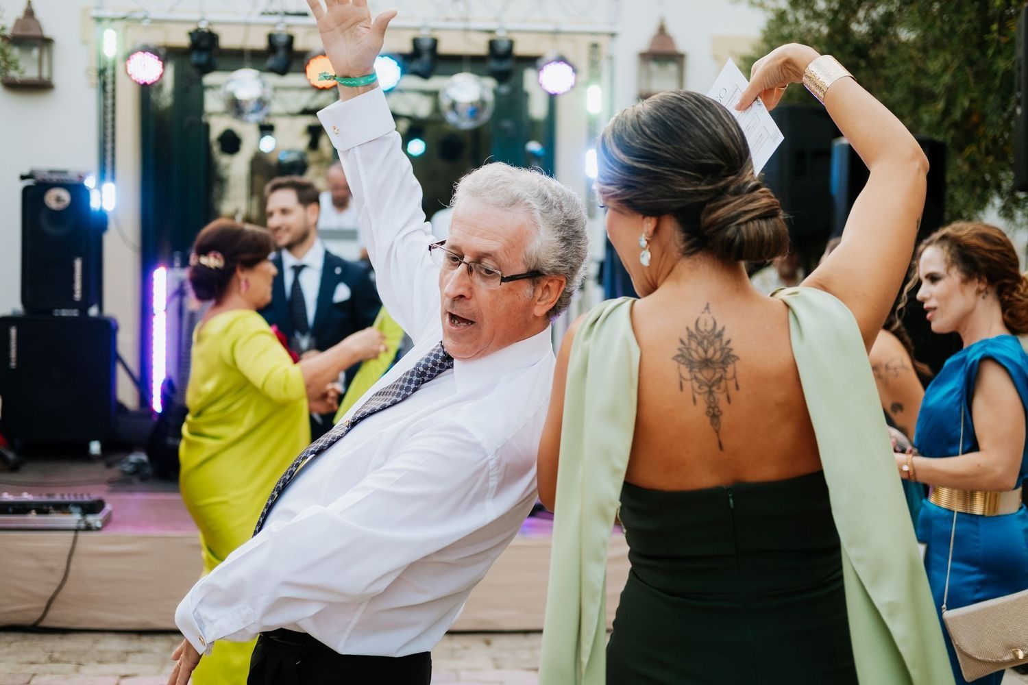 invitados bailando y disfrutando en el patio exterior de Almoraima, Roberto Pecin Fotografo en Almoraima