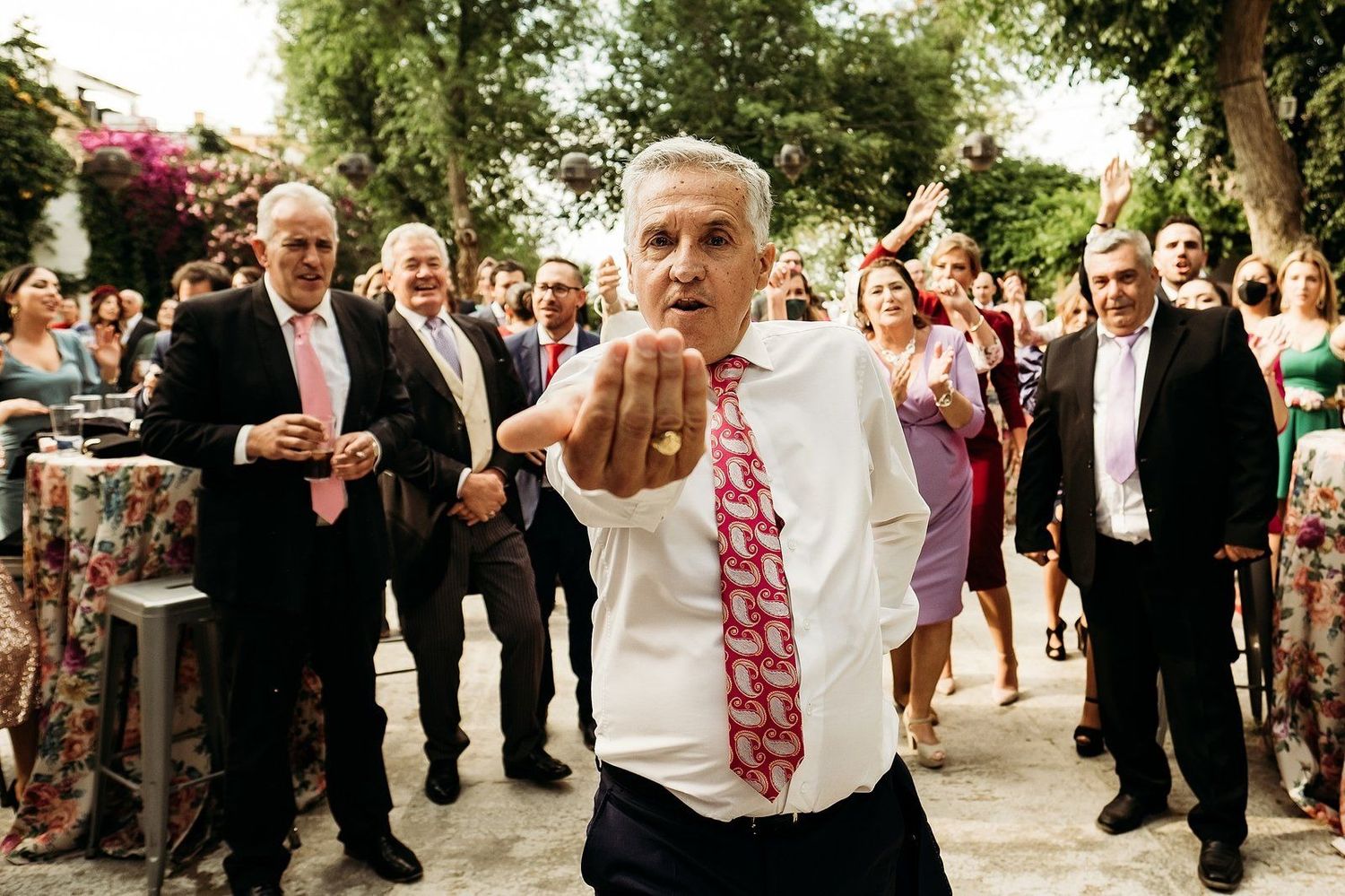 nvitado imitando al Cantante Rafael en la fiesta de la boda, Sevilla